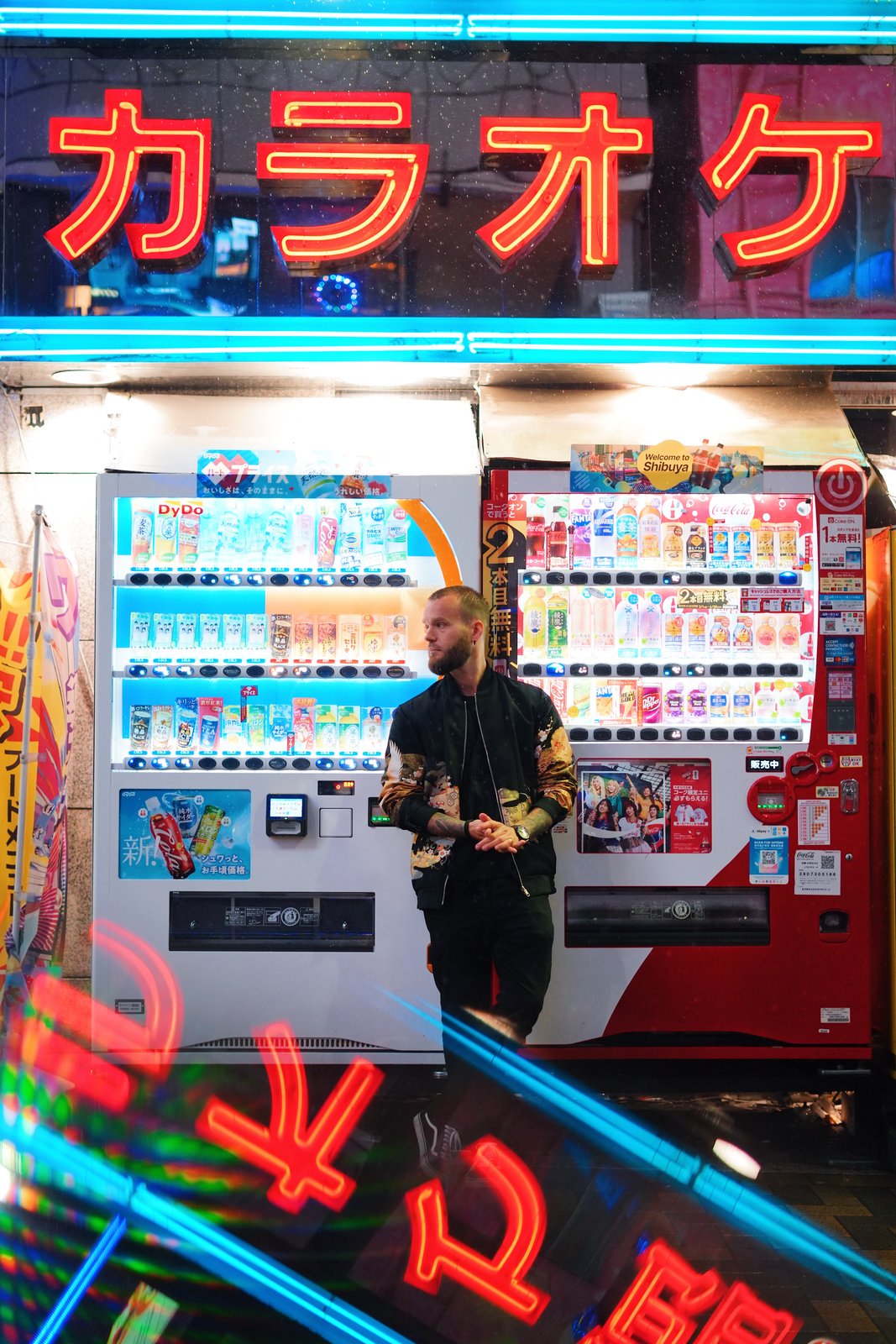 Arnaud Bruckler devant un karaoke de Shibuya, a Tokyo