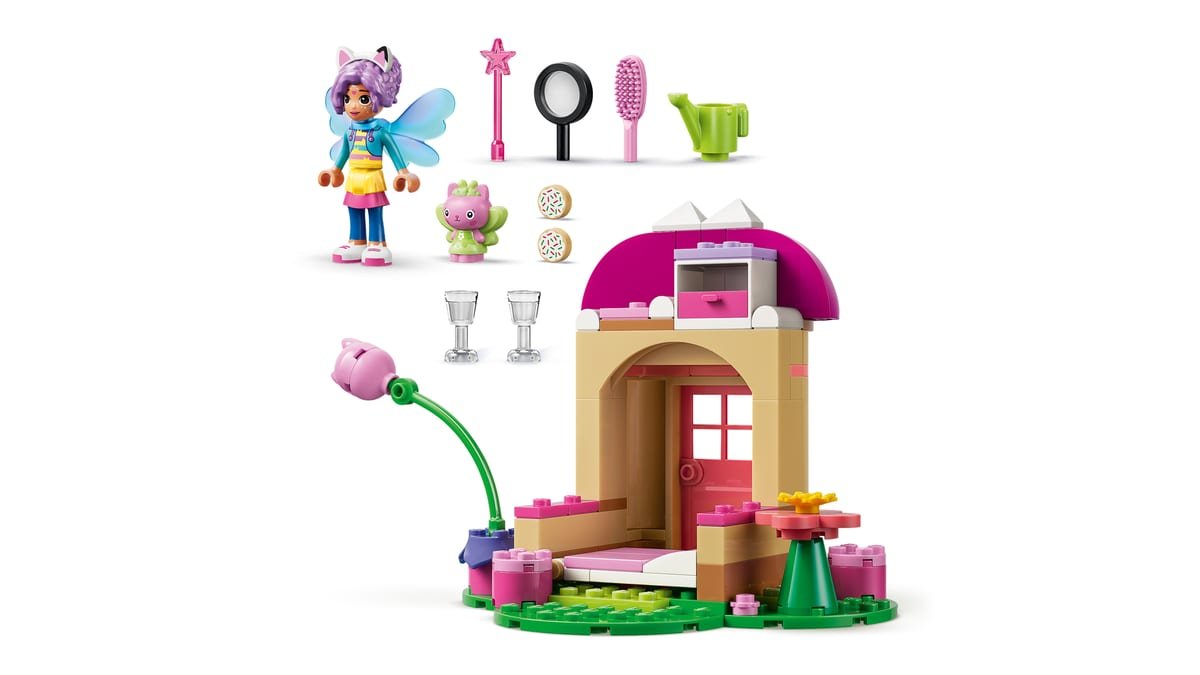 Les figurines de Gabby et de Fée Minette entourées des accessoires du set : baguette, loupe, brosse et arrosoir