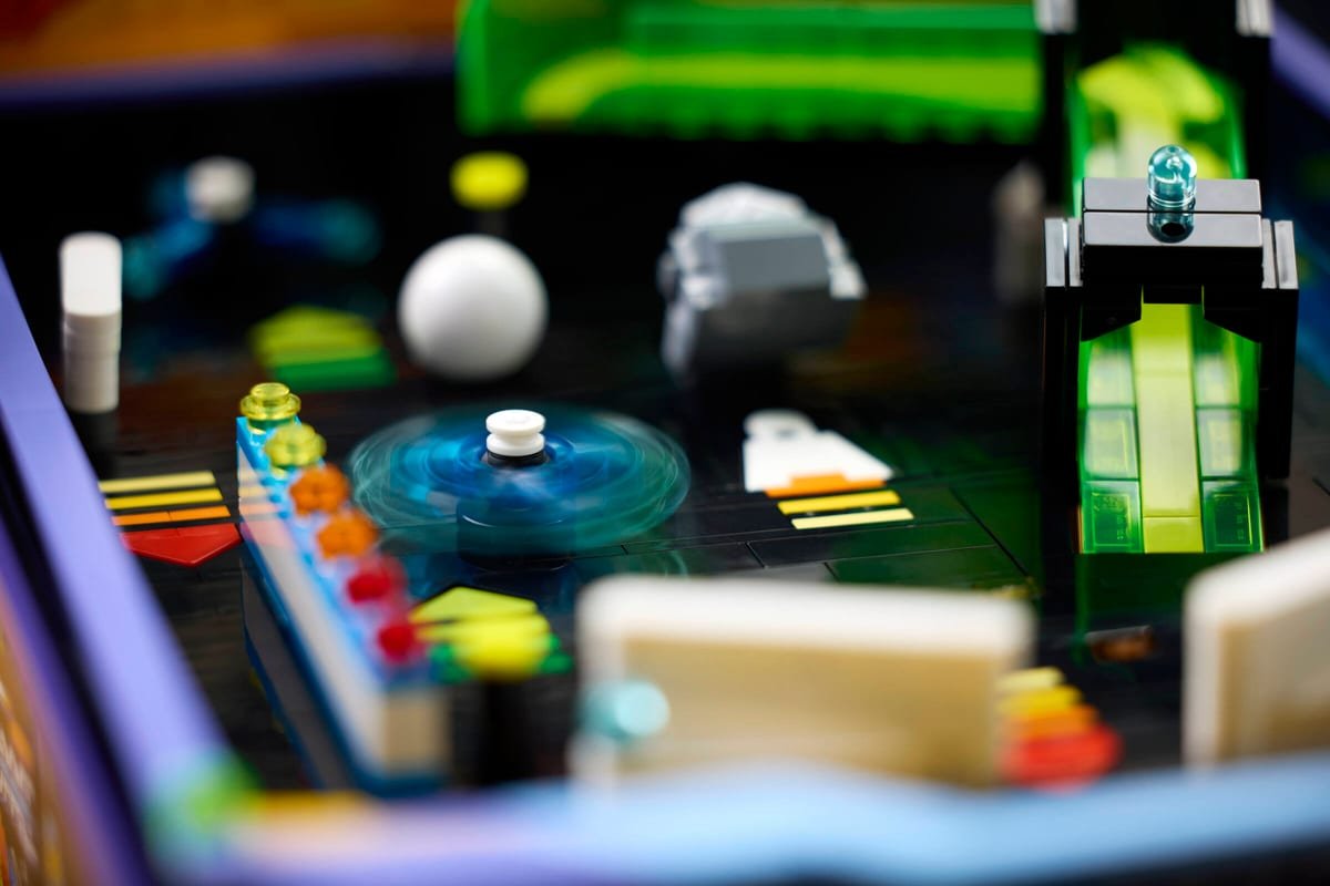 Gros plan sur les bumpers et la minifigurine d'astronaute du flipper LEGO