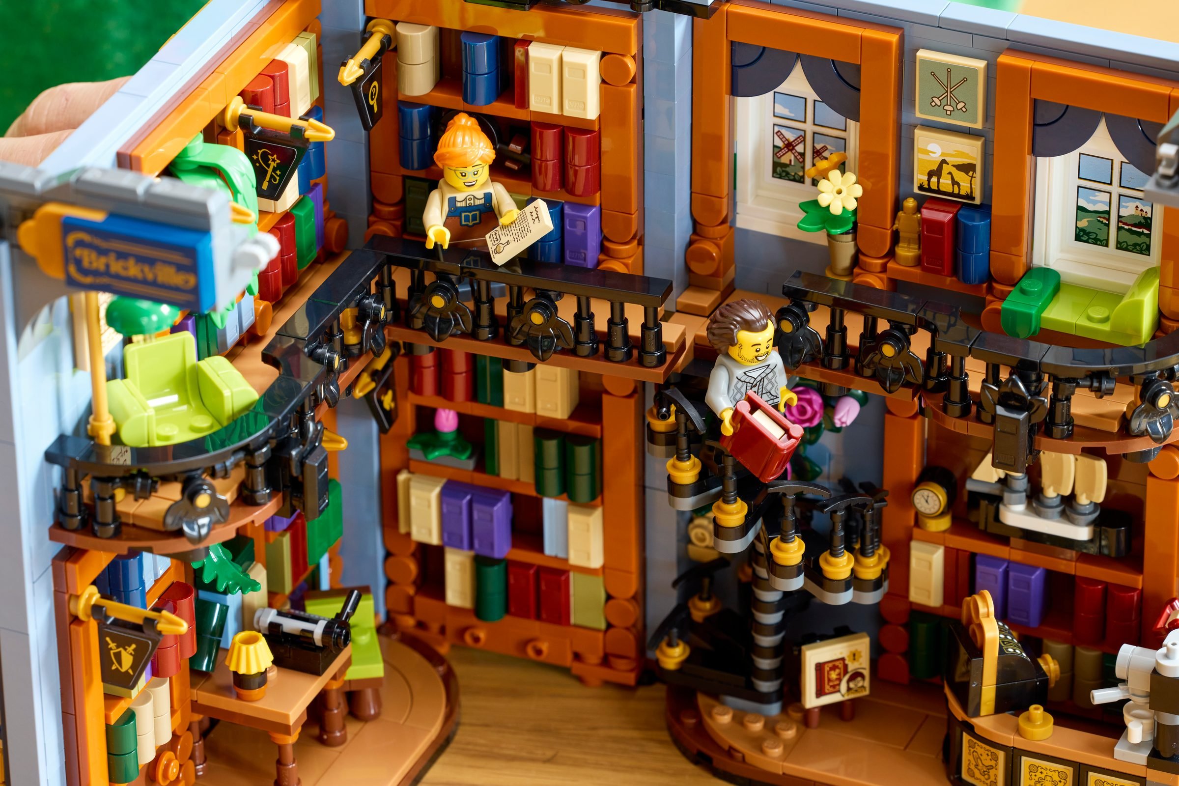 L'intérieur de la librairie LEGO 11379 déployé sur une table