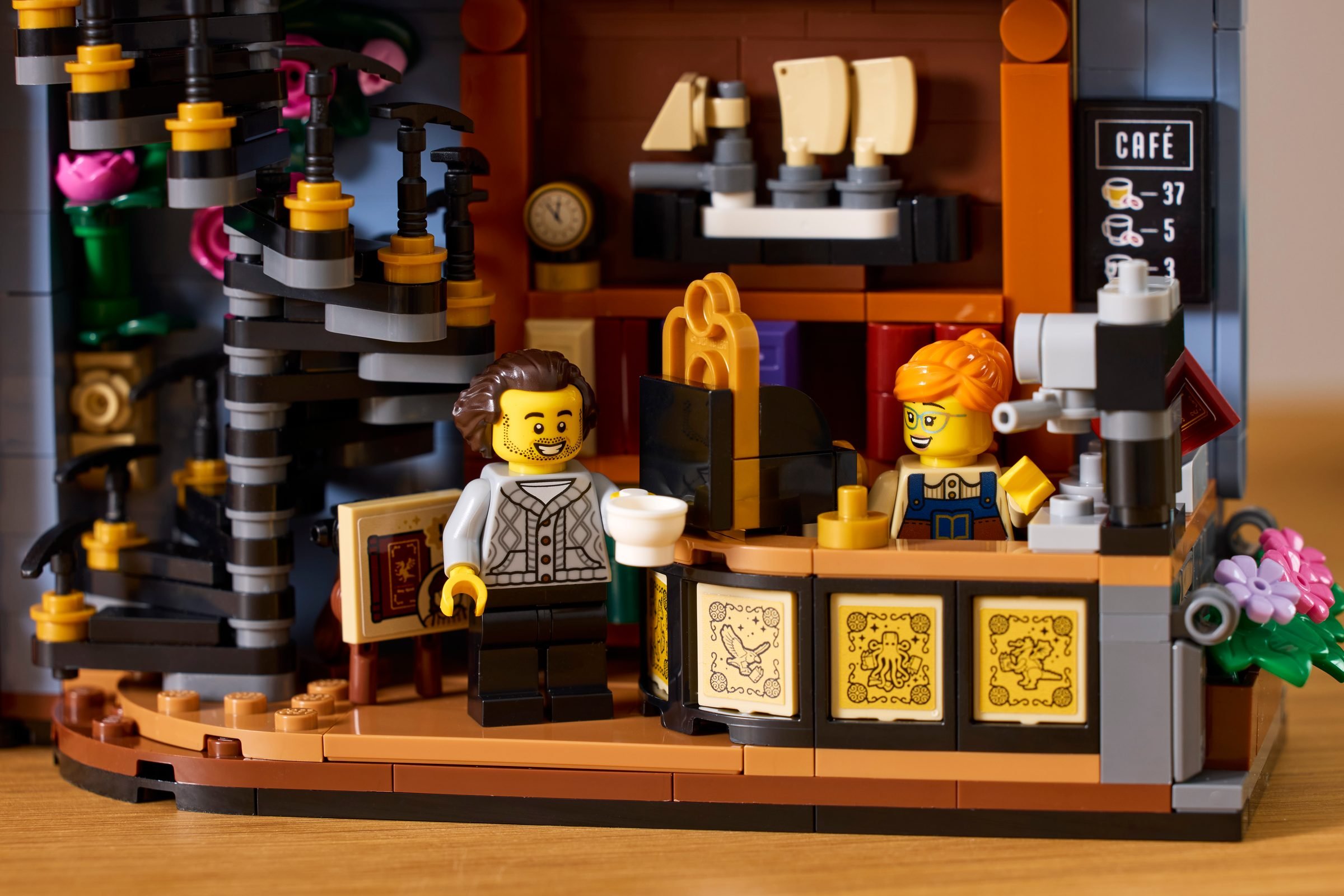 Le comptoir de café et l'escalier en colimaçon de la librairie LEGO 11379