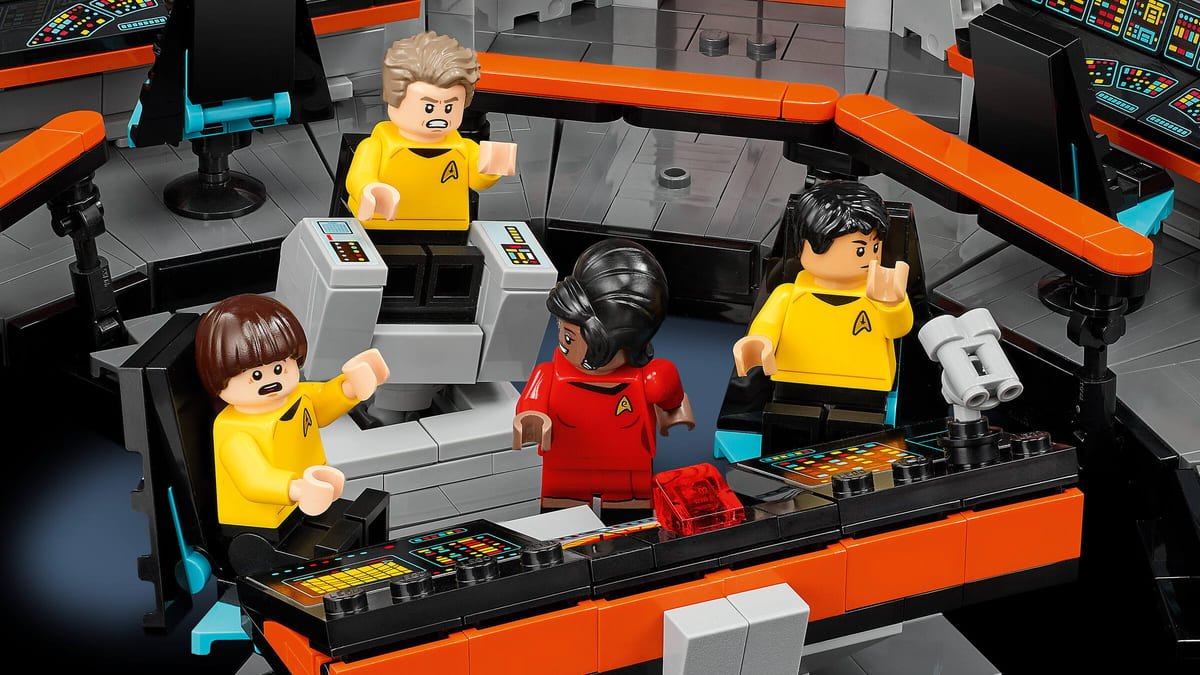 Vue rapprochée du pont du LEGO Star Trek 11385, quatre minifigurines aux postes de commande