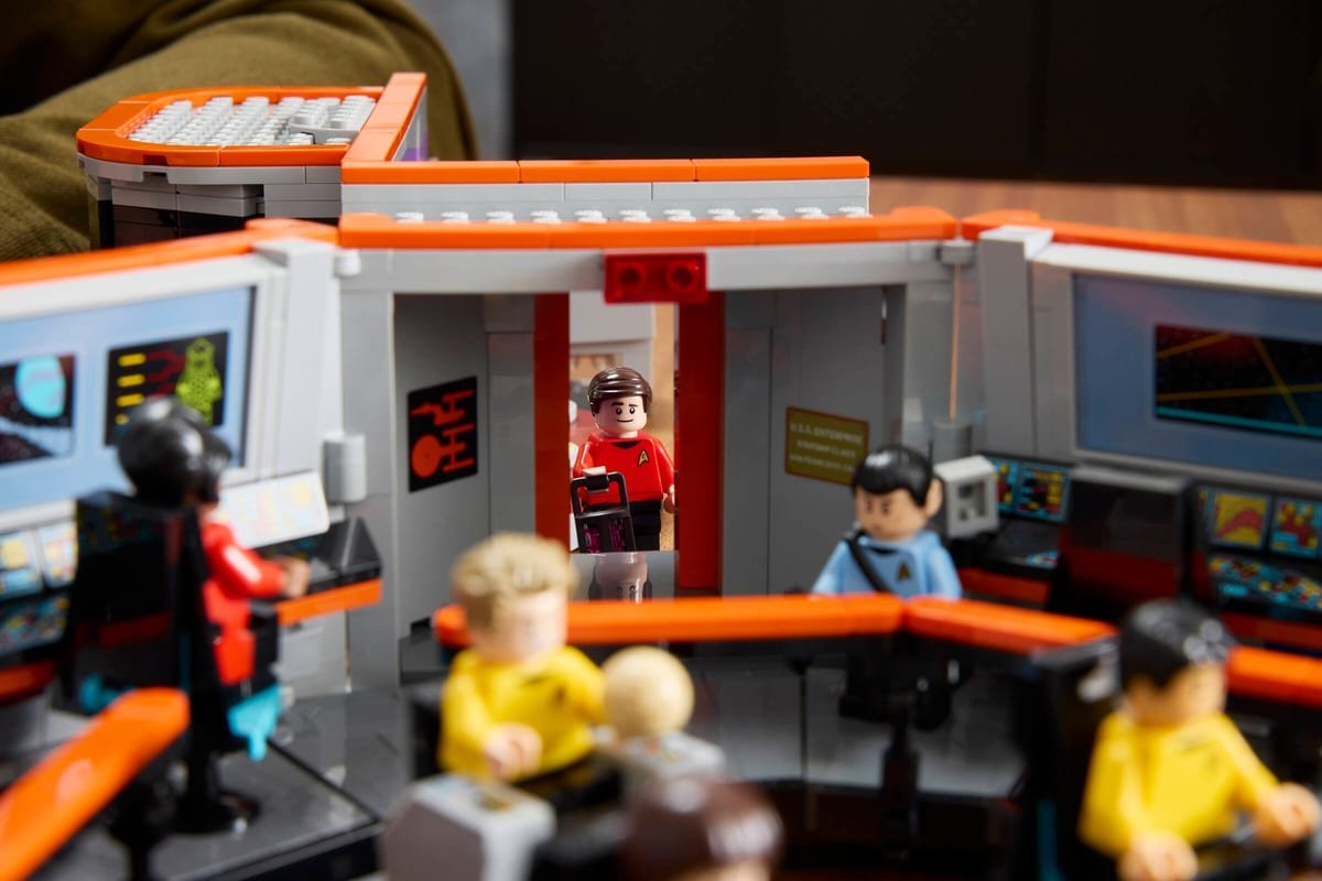 L'intérieur du pont du LEGO Star Trek 11385 avec plusieurs minifigurines aux consoles
