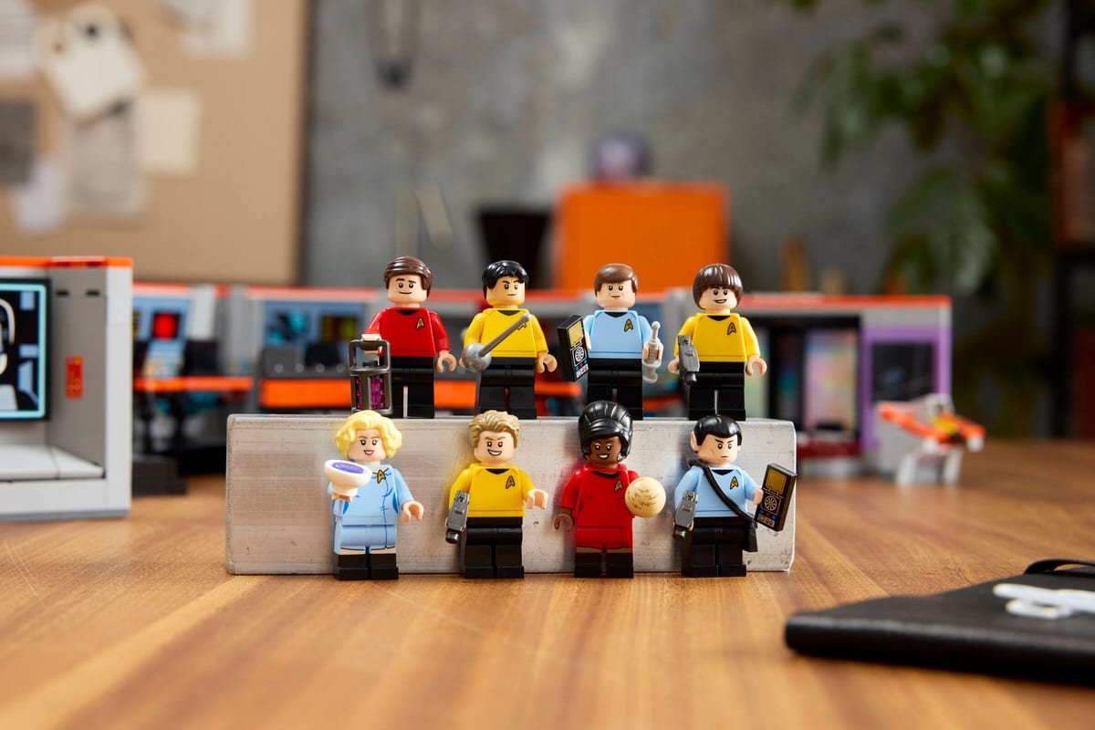 Les huit minifigurines de l'équipage réunies sur la passerelle de l'Enterprise