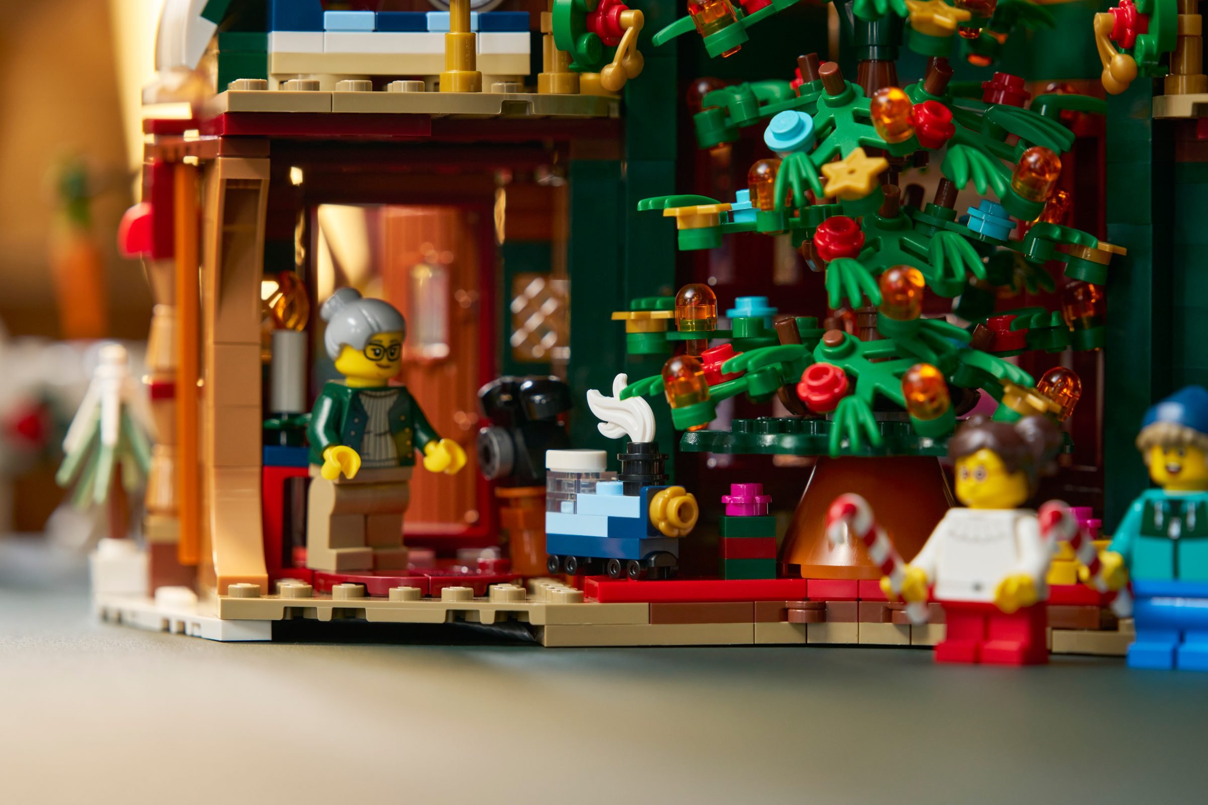 Gros plan sur l'intérieur de La maison des Fêtes LEGO 11387, une minifigurine dans l'entrée
