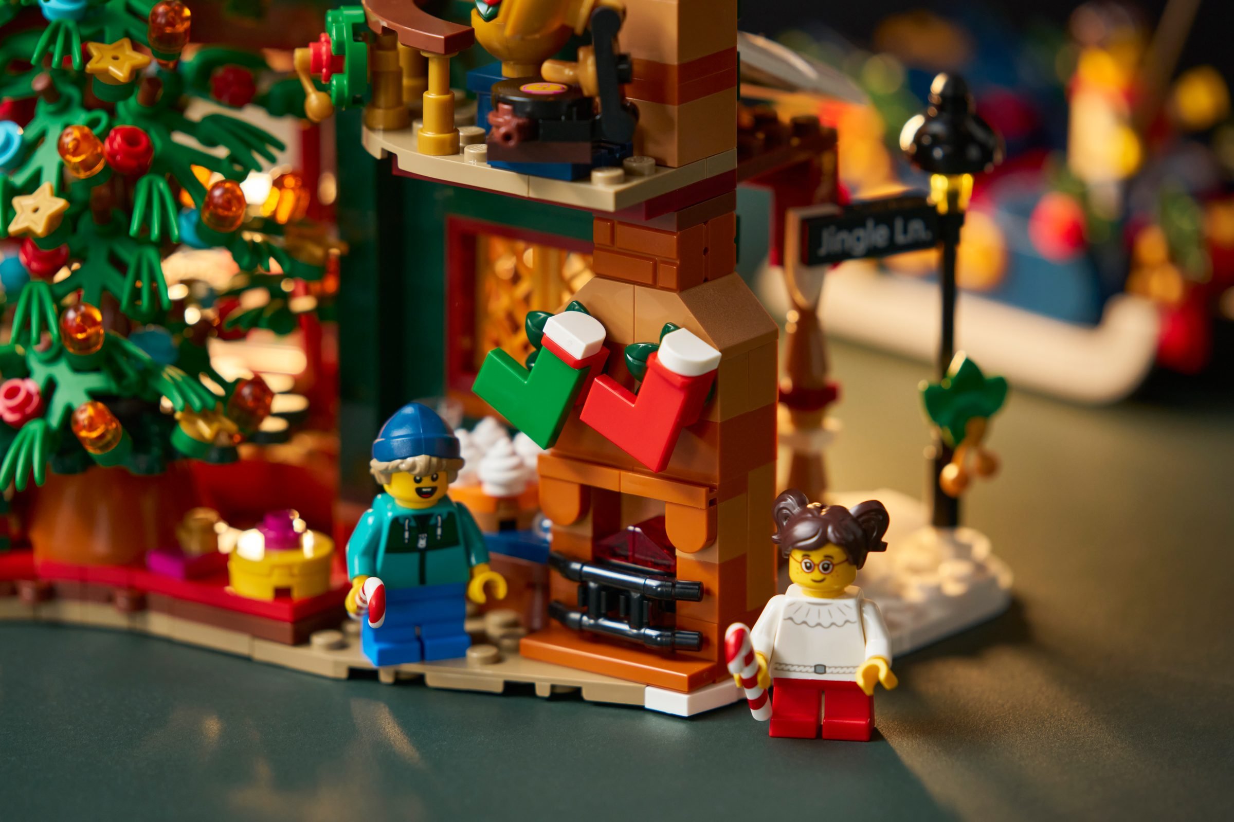 La cheminée du set LEGO 11387 avec ses chaussettes suspendues et le panneau de rue Jingle Ln.
