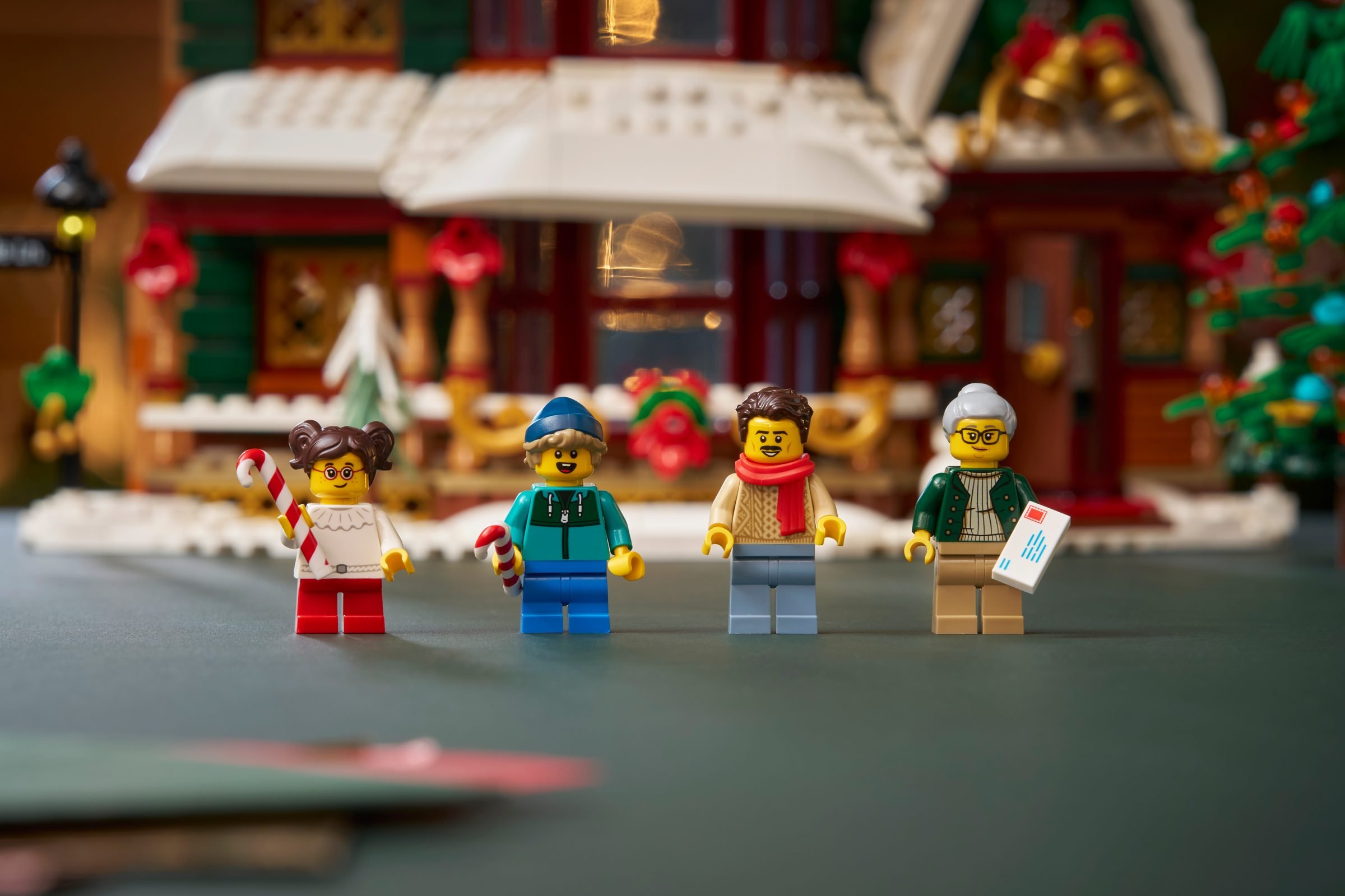Les quatre minifigurines fournies avec La maison des Fêtes LEGO Icons 11387