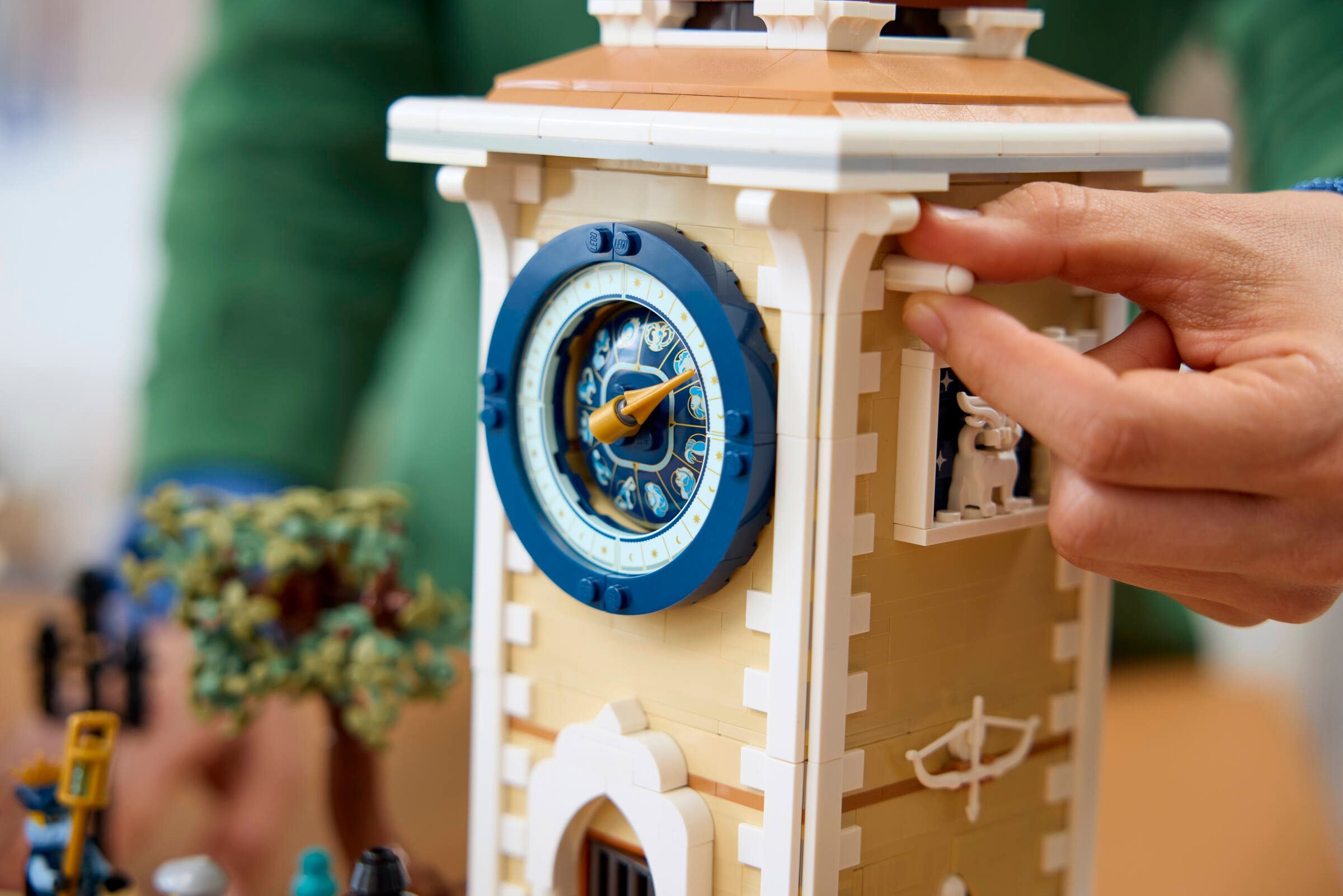 Gros plan sur l'horloge astronomique de la tour du quartier vénitien LEGO 11388