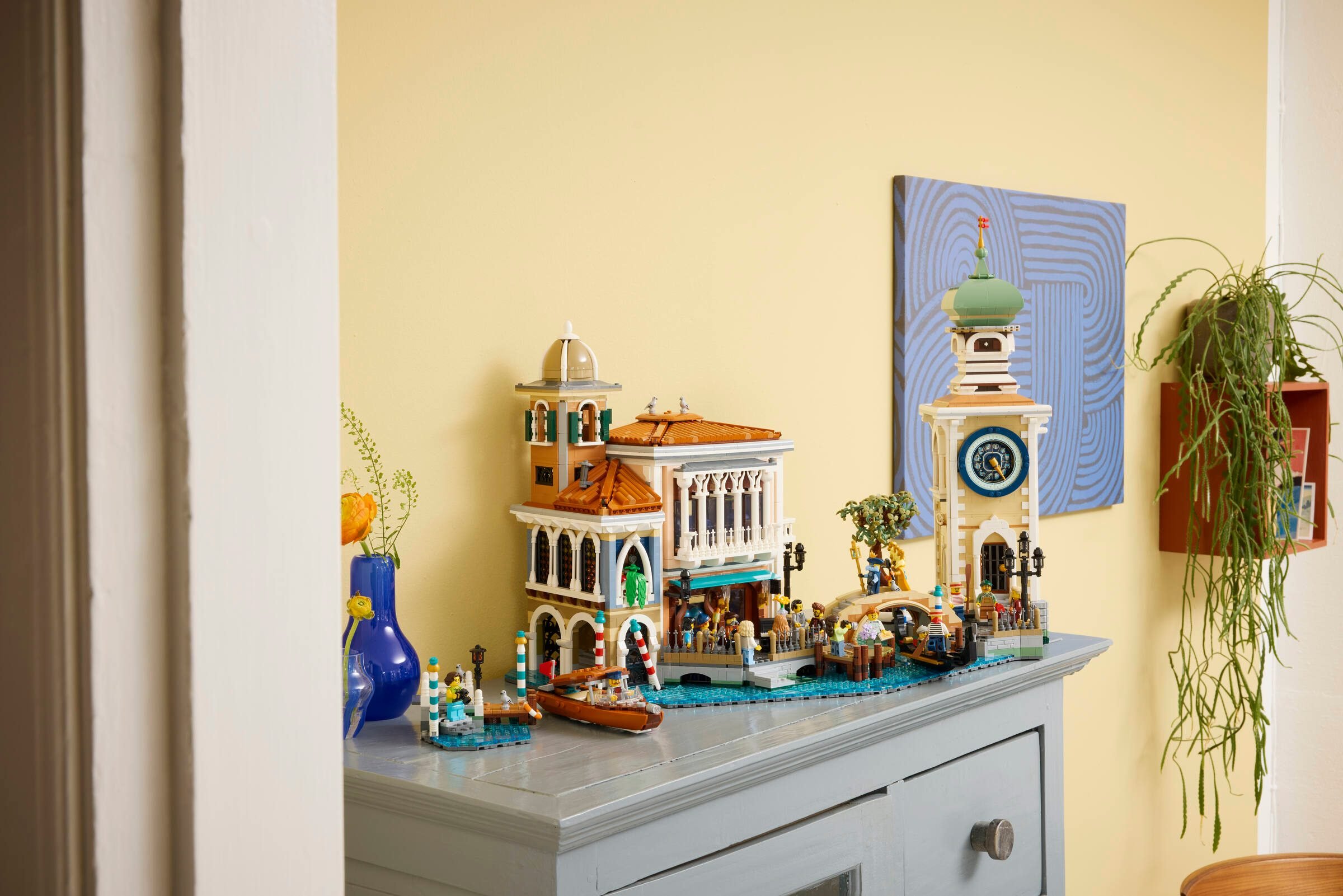 Le diorama LEGO 11388 exposé sur un meuble dans un salon