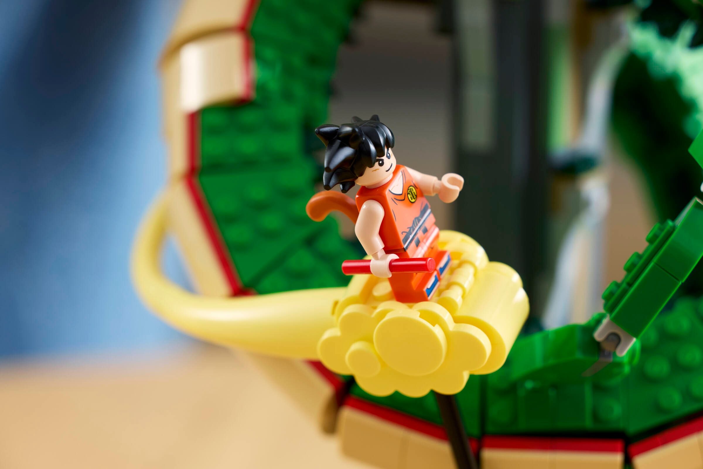 Gros plan sur la minifigurine de Goku enfant assis sur son nuage magique