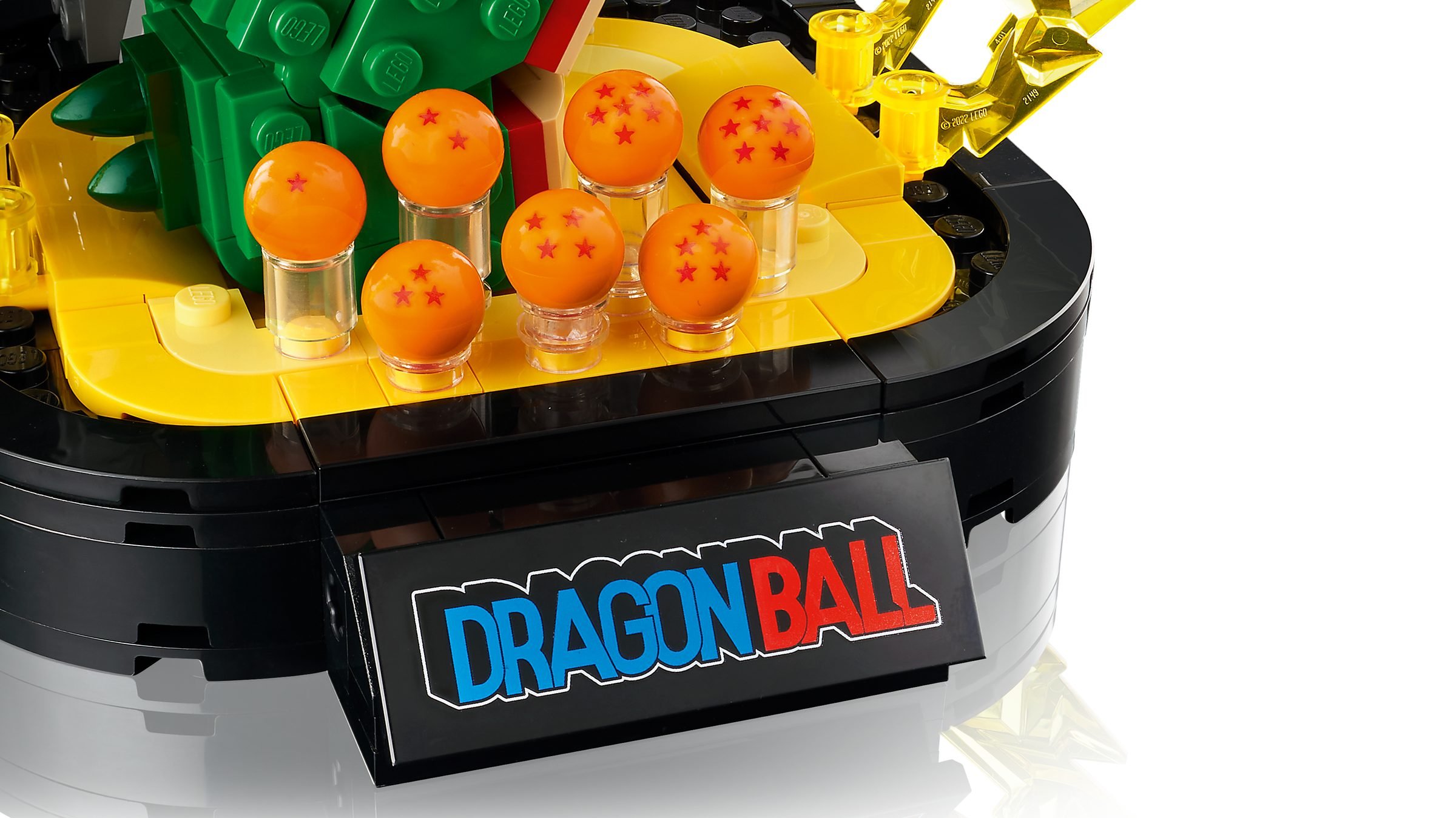 Le socle du set avec le logo Dragon Ball et les sept boules de cristal