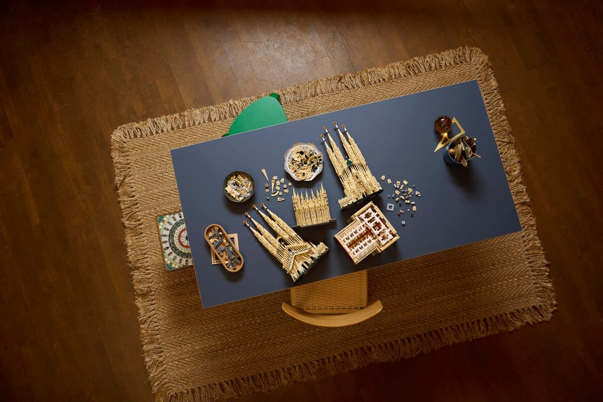 Vue de dessus des sections du modèle LEGO Sagrada Família posées sur une table pendant le montage