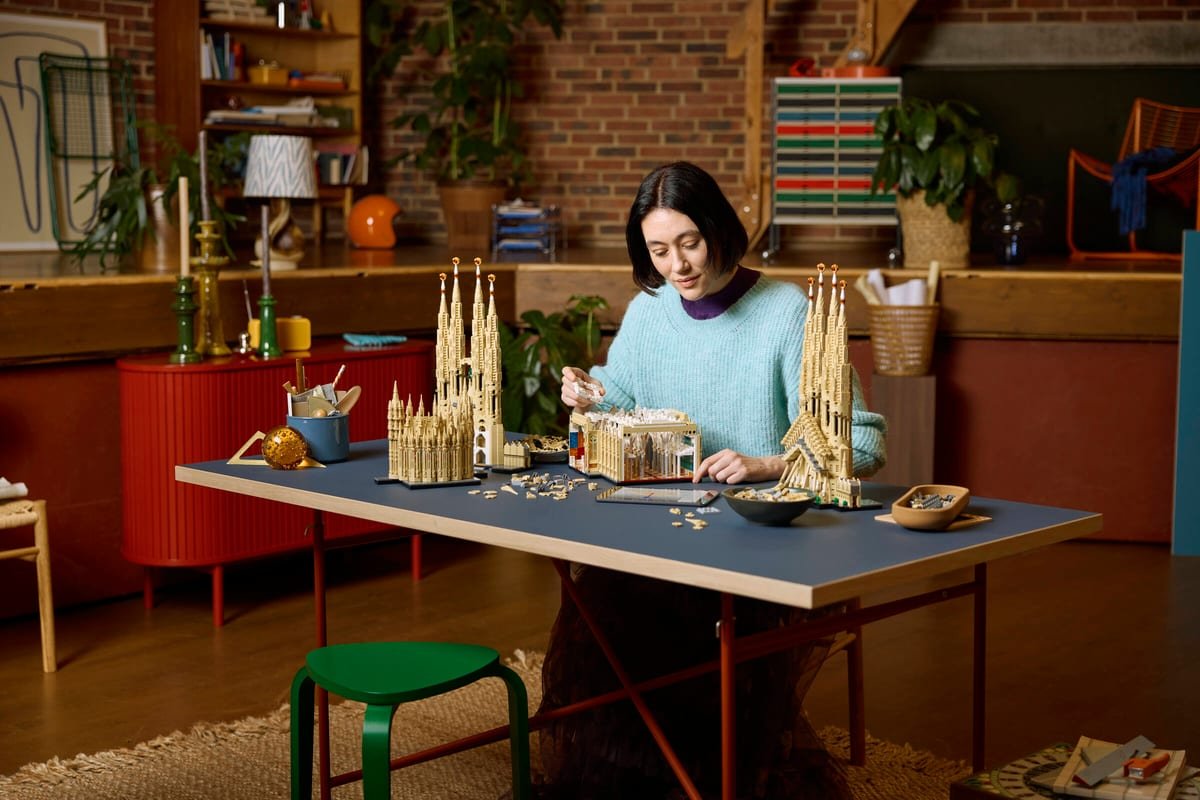 Le modèle LEGO de la Sagrada Família en cours d'assemblage sur une table, en plusieurs sections séparées
