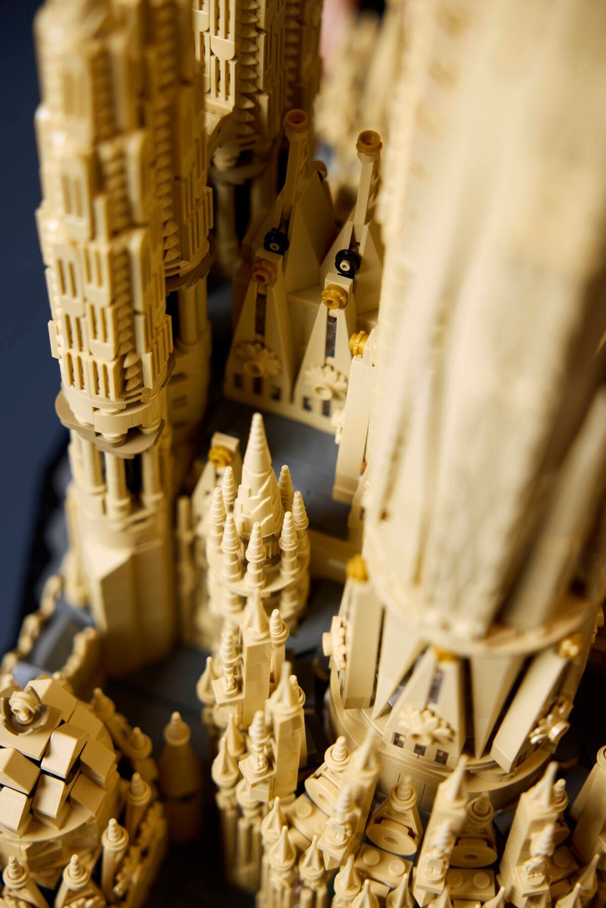 Détail des tours du LEGO Sagrada Família montrant la répétition des mêmes éléments de clocheton