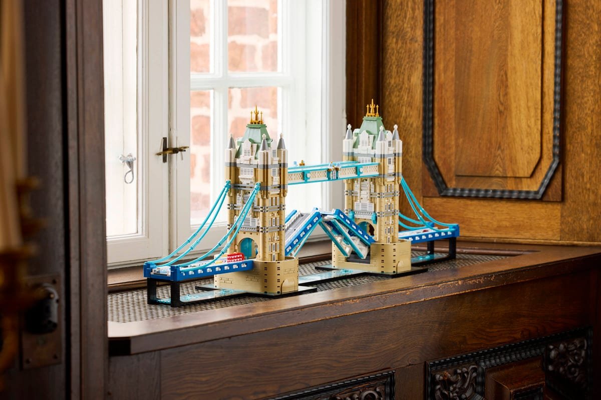 Le Tower Bridge LEGO exposé sur un rebord de fenêtre, tabliers relevés