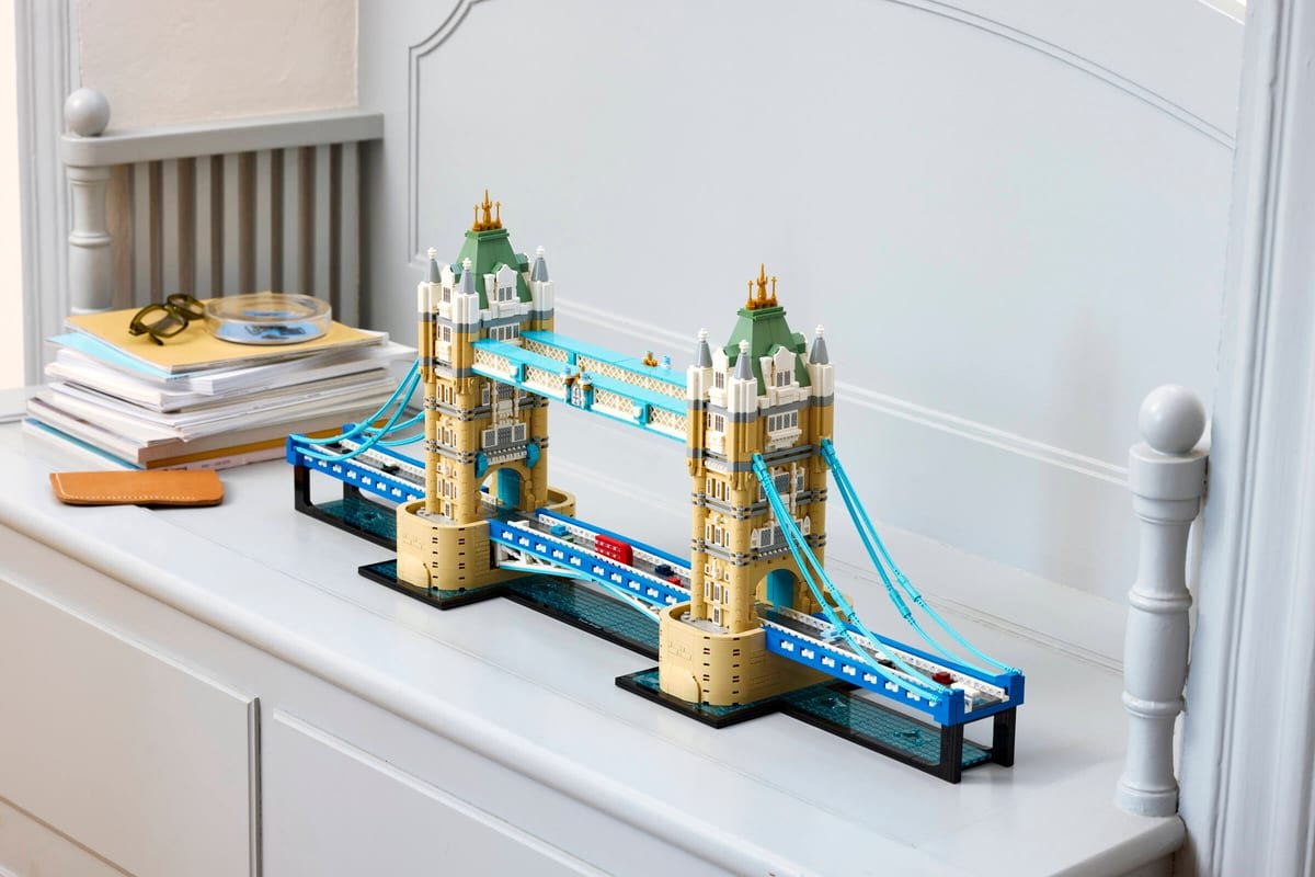 Le set LEGO Tower Bridge 21067 installé sur une commode claire