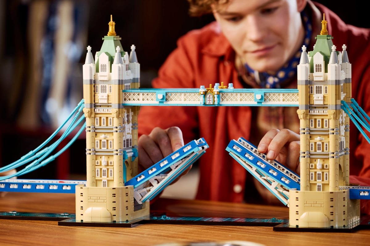 Un constructeur actionne le pont-levis du Tower Bridge LEGO