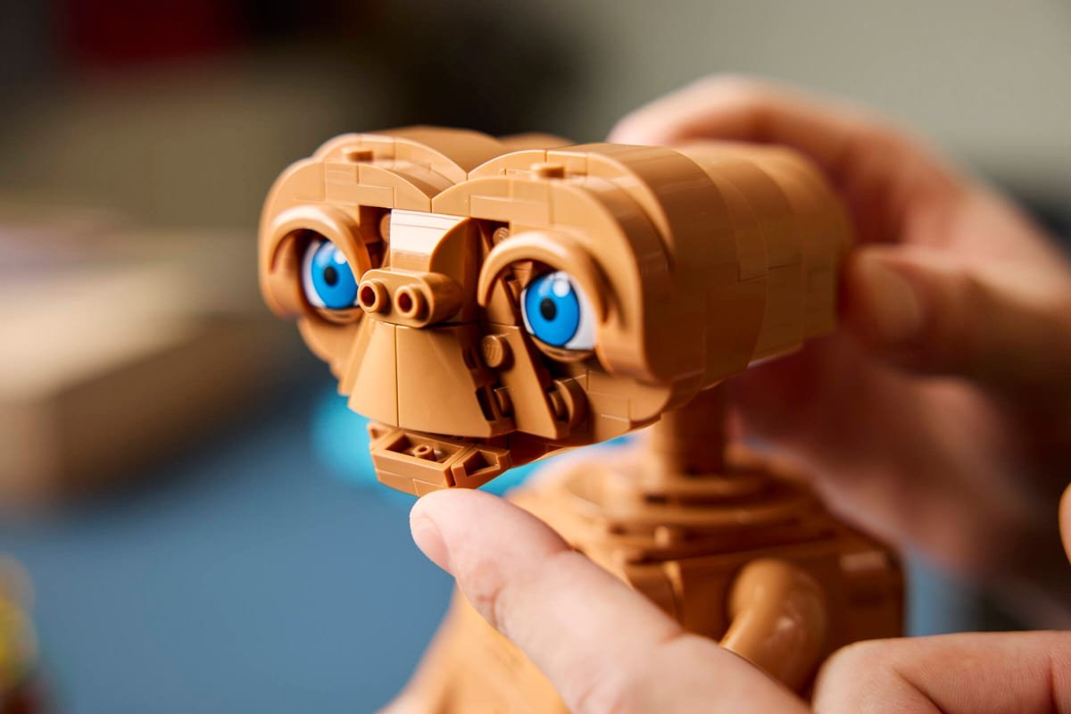 La tete articulee de E.T. ajustee a la main