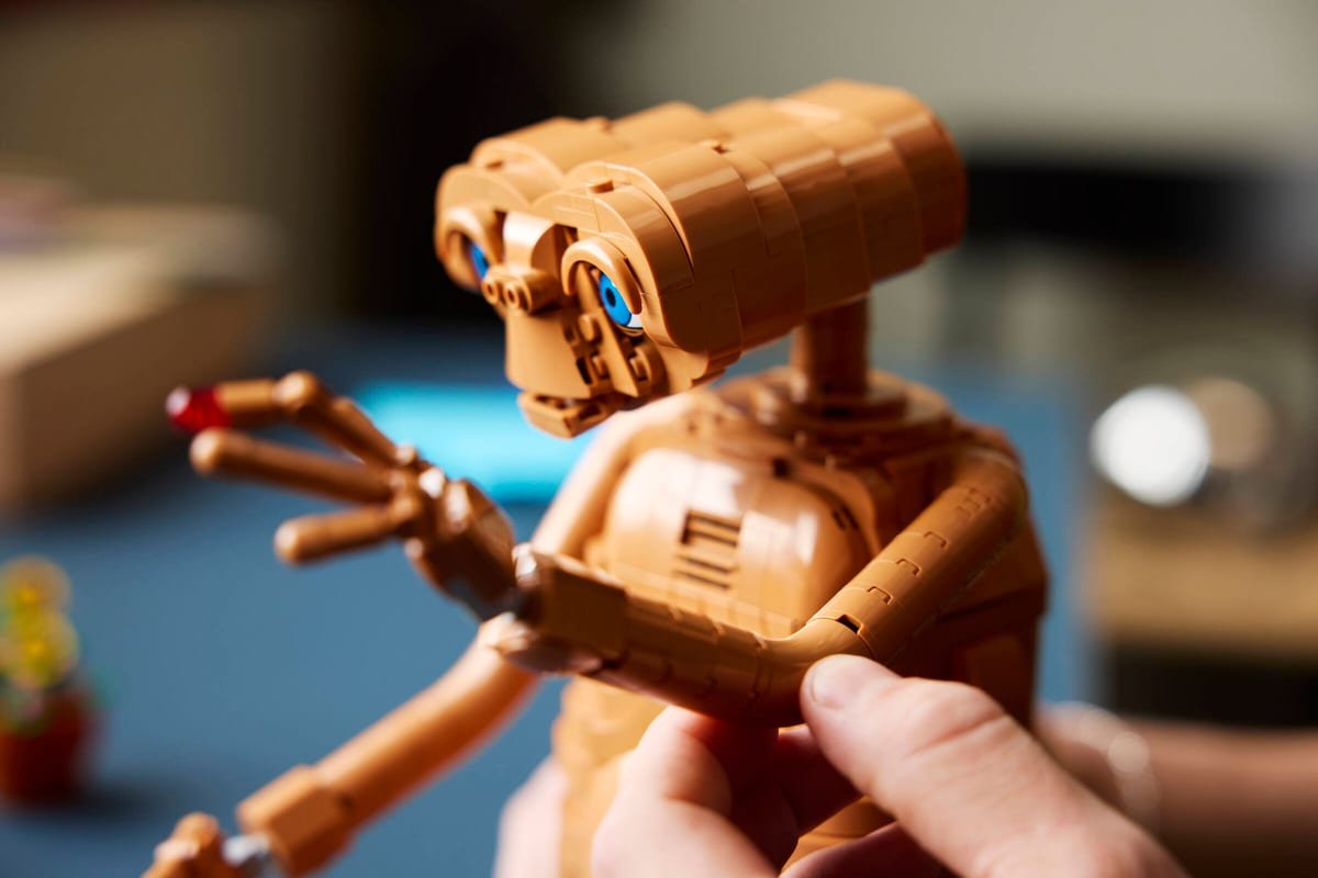 E.T. de trois quarts, tenu en main pendant la construction