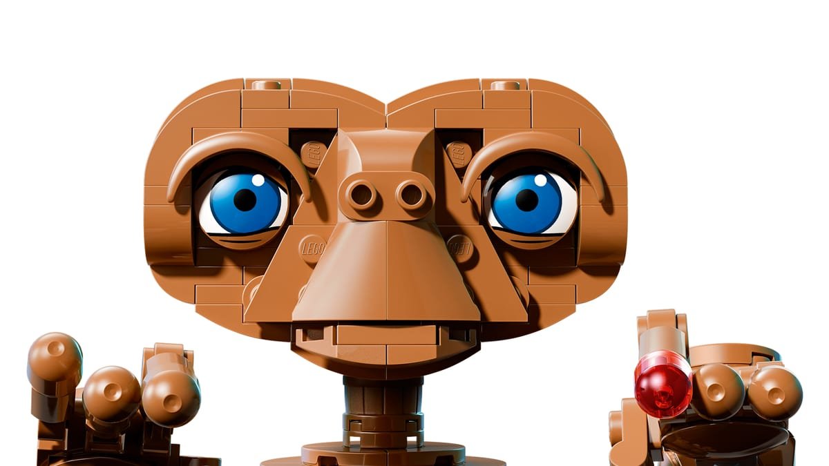 Le visage de la figurine LEGO E.T. en gros plan, yeux bleus