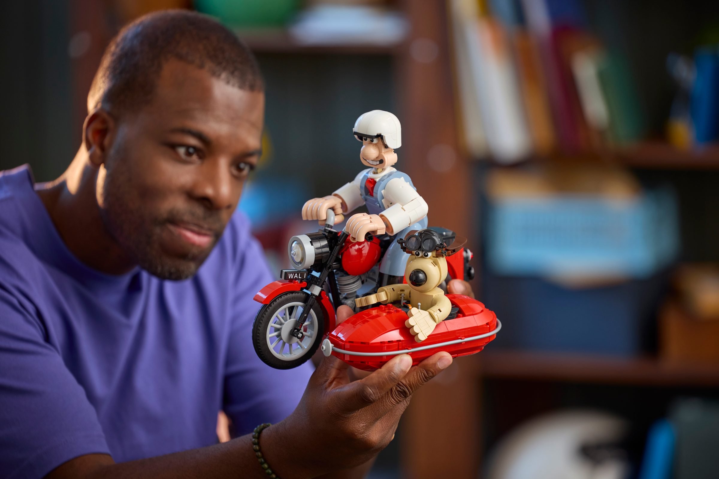 Le modèle LEGO Wallace et Gromit tenu à la main, qui en montre la taille