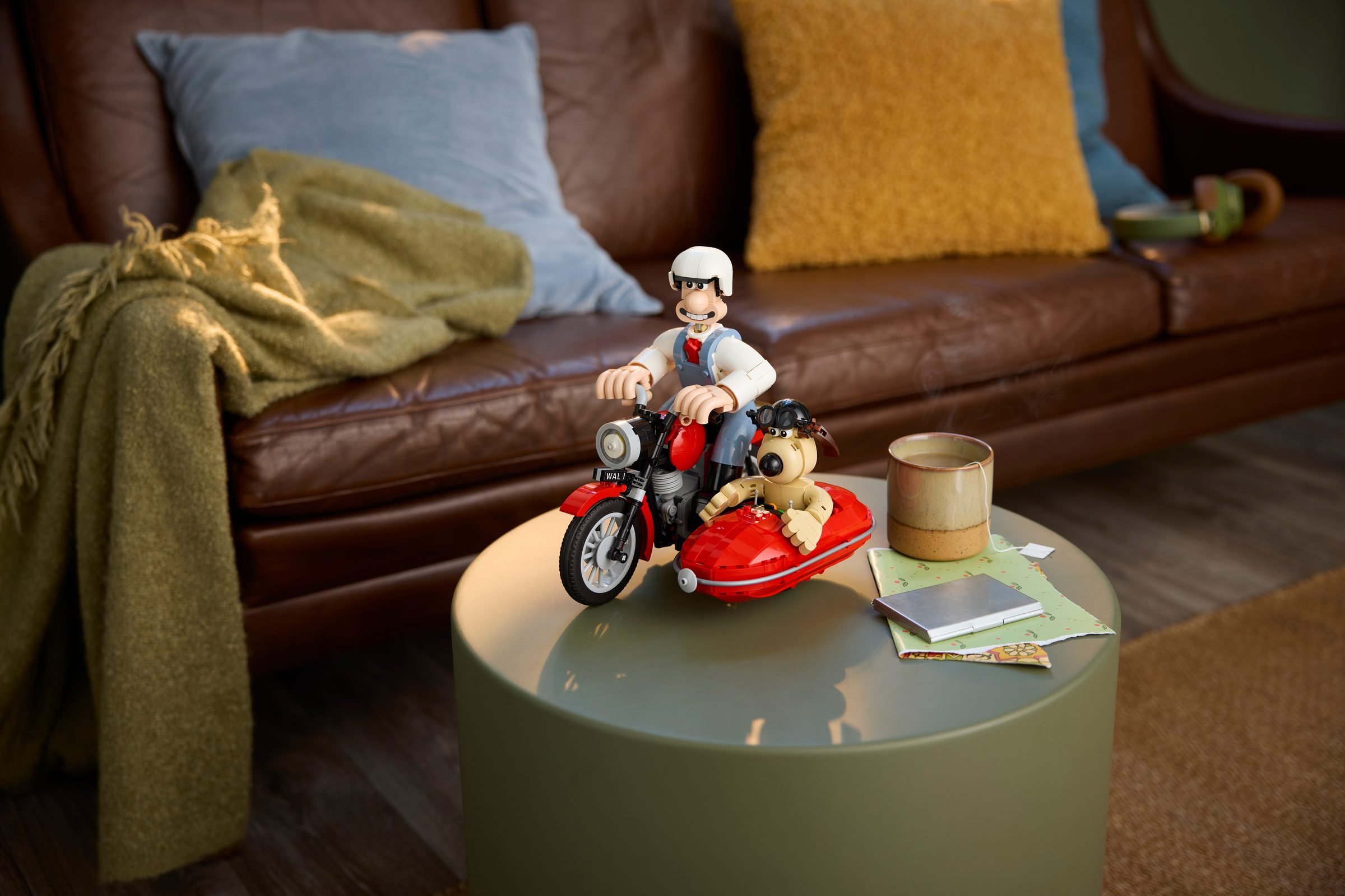 La moto à side-car LEGO exposée sur une table basse devant un canapé