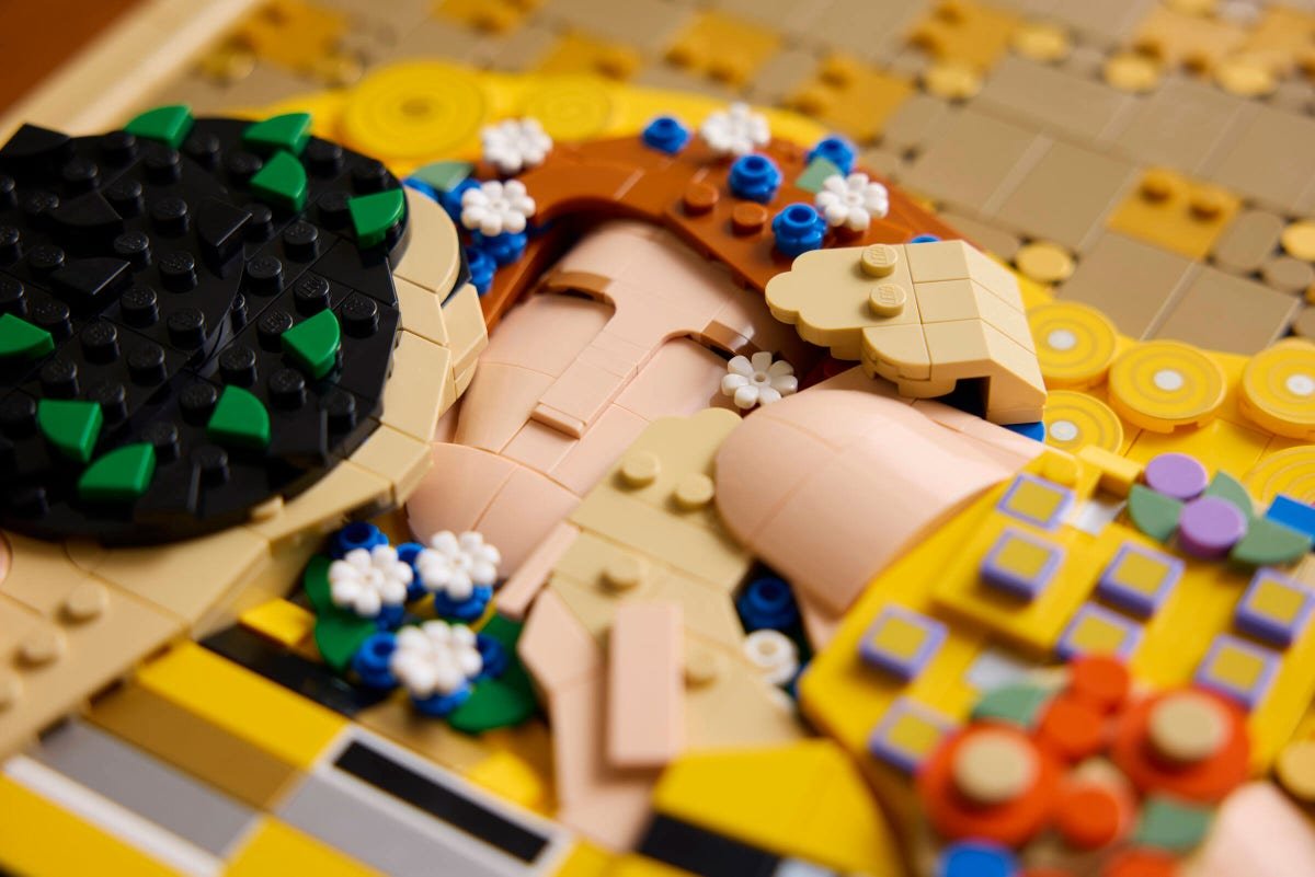 Gros plan sur les visages du couple enlacé reconstitués en briques LEGO
