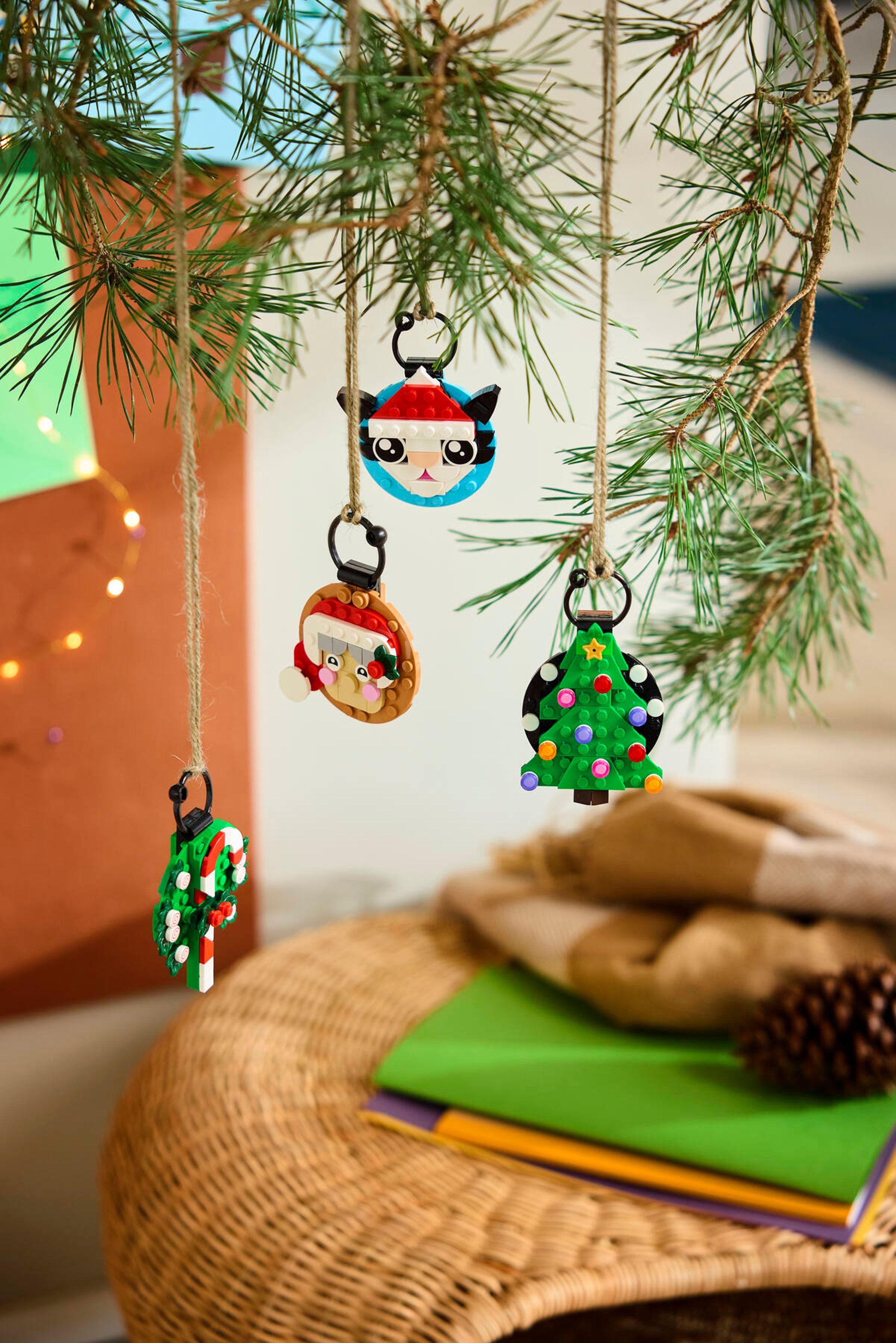 Trois des décorations suspendues aux branches d'un sapin