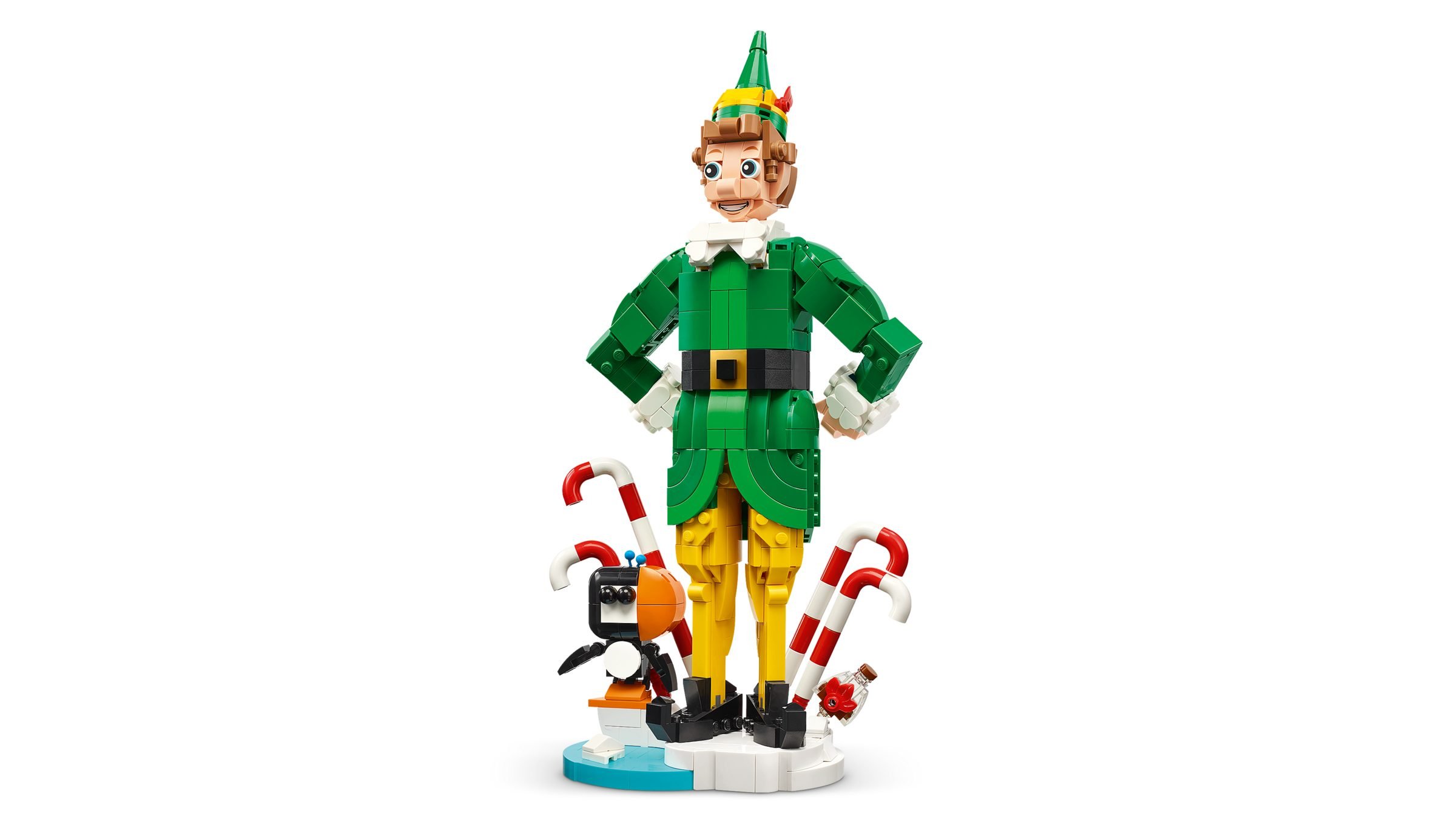 La figurine vue sous un autre angle, bras le long du corps