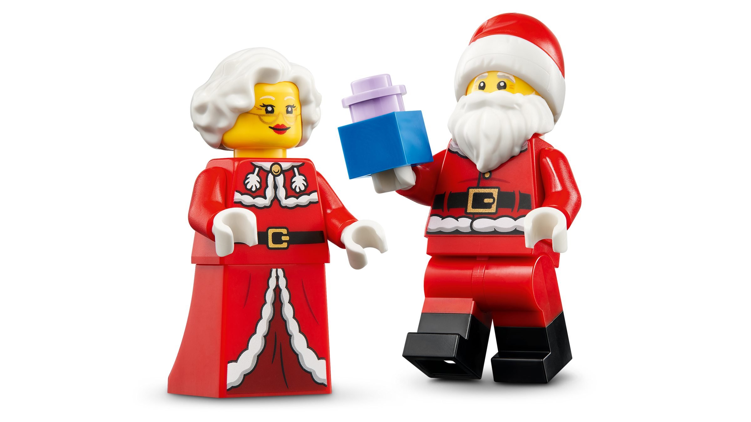 Les minifigurines du Père Noël et de la Mère Noël se passent un cadeau