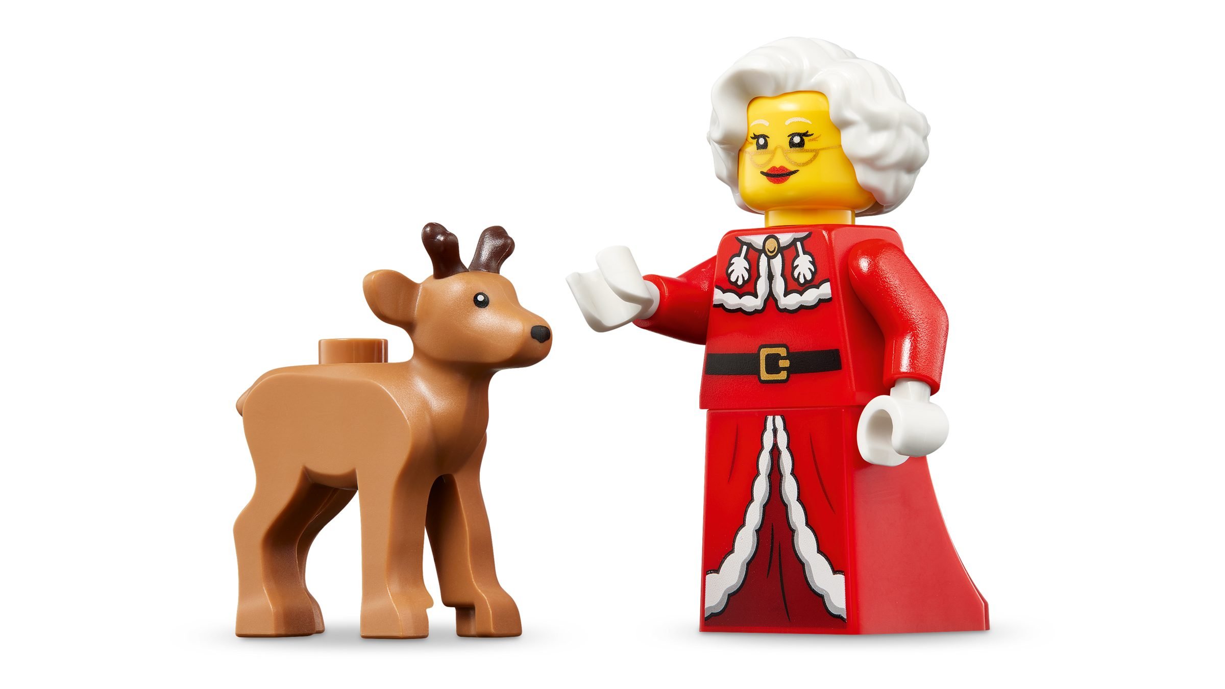 Le faon construit en briques à côté de la minifigurine de la Mère Noël