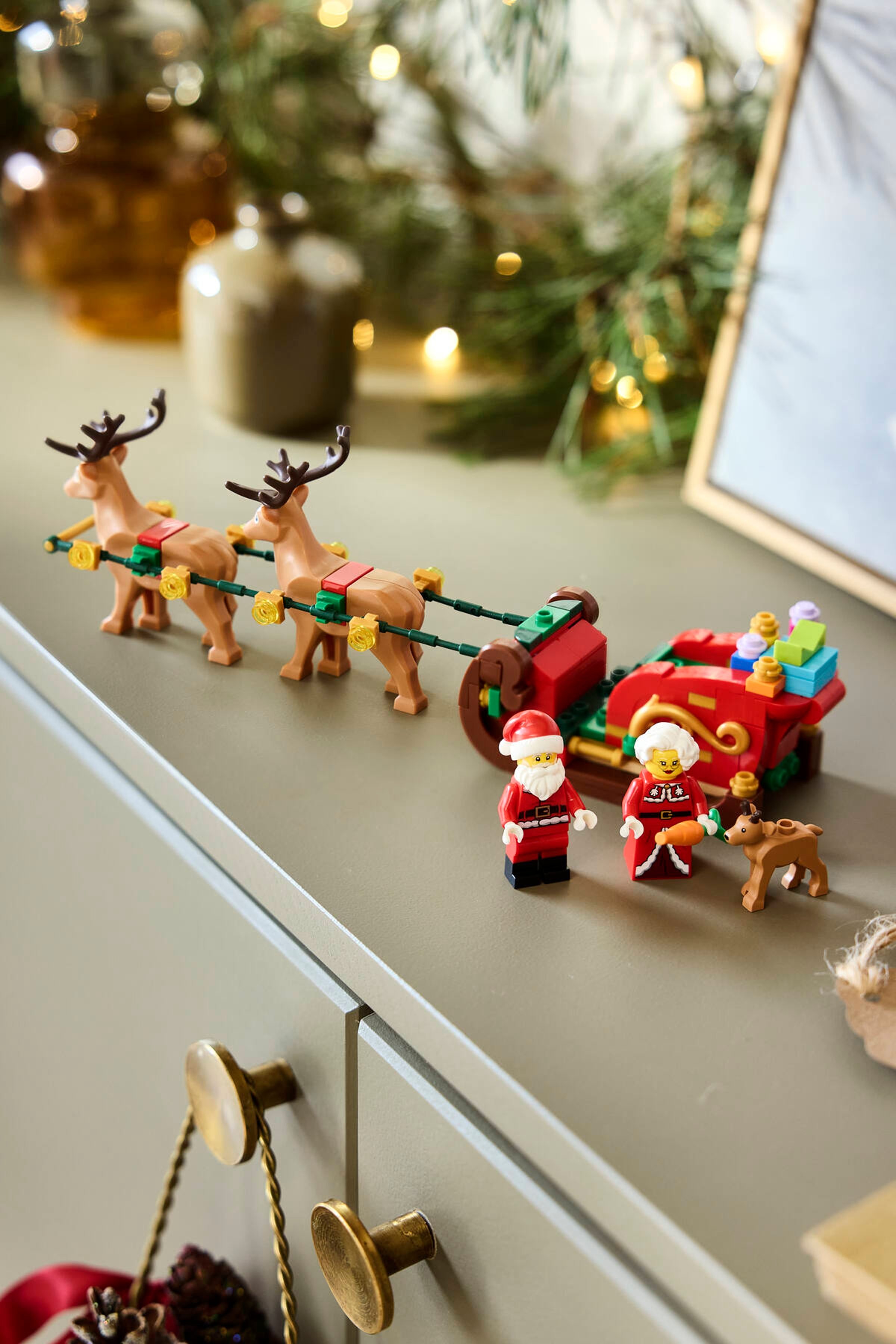 L'attelage installé sur une console décorée pour les fêtes