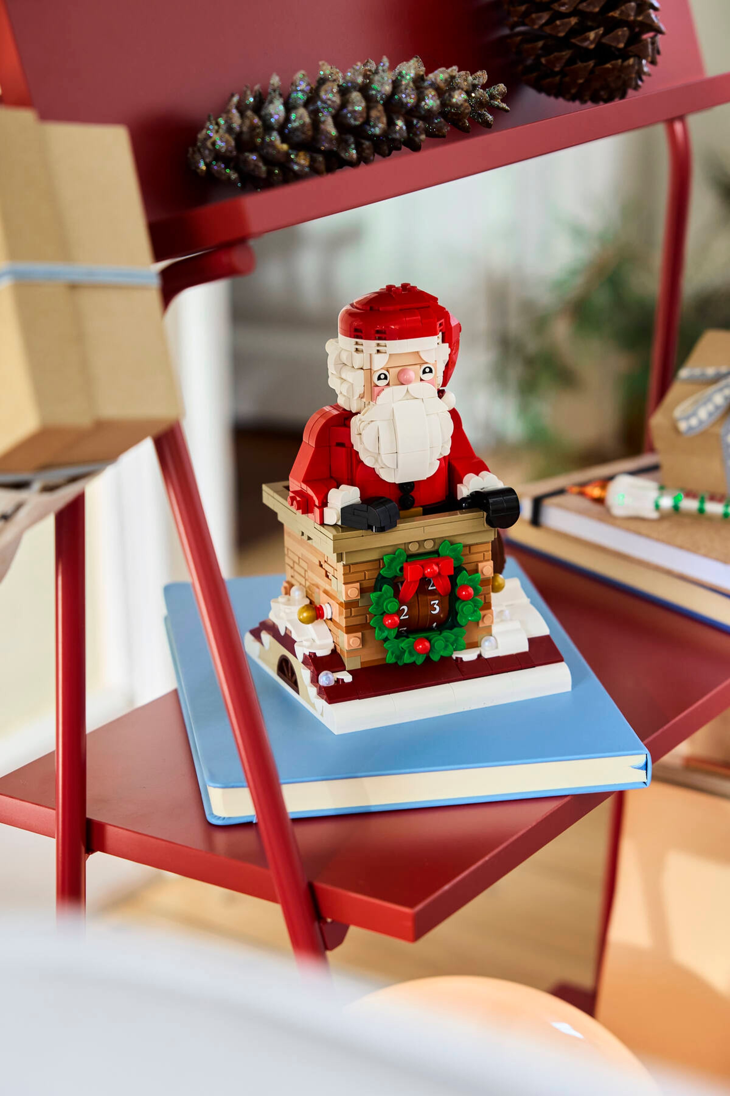 Le modèle posé sur une étagère au milieu d'une décoration de Noël