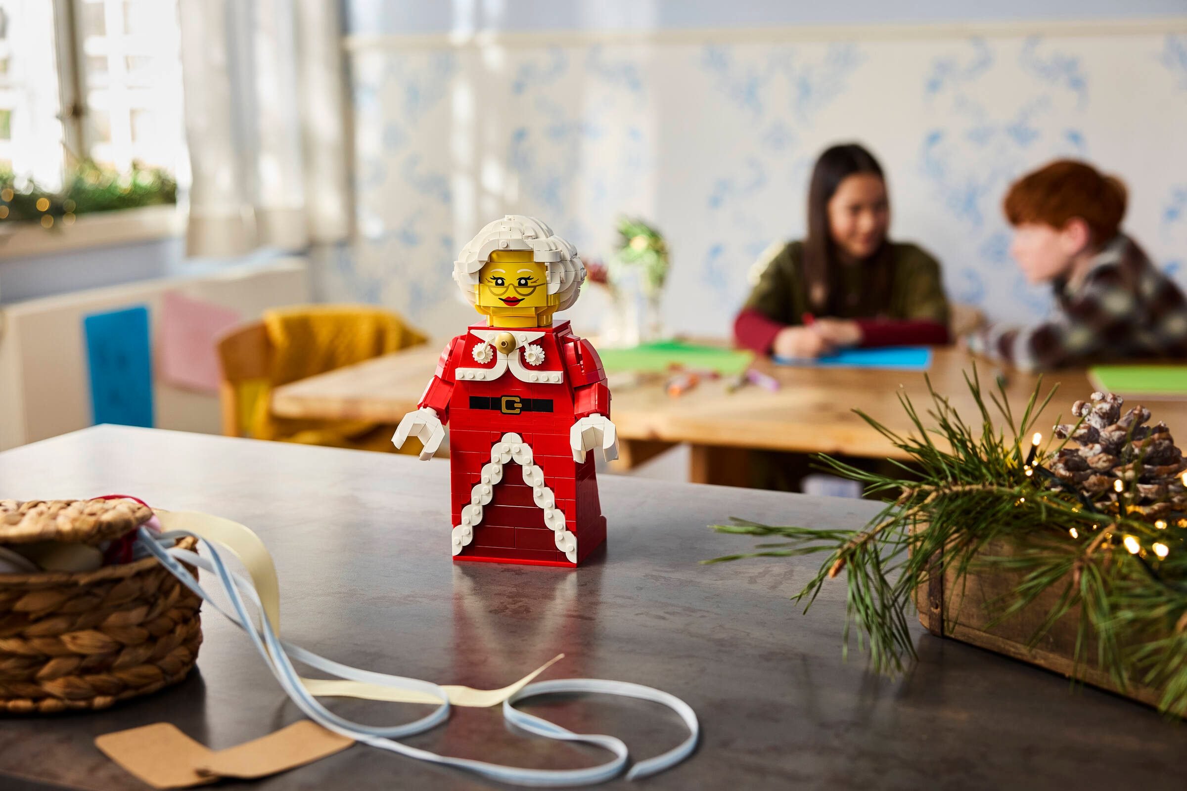 Le modèle posé sur une table de salon décorée pour les fêtes