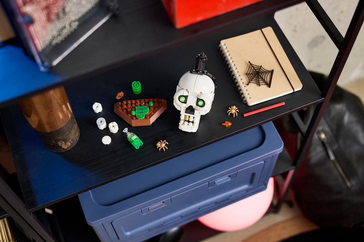 Les elements du set bougie crane etales sur une etagere noire pendant le montage