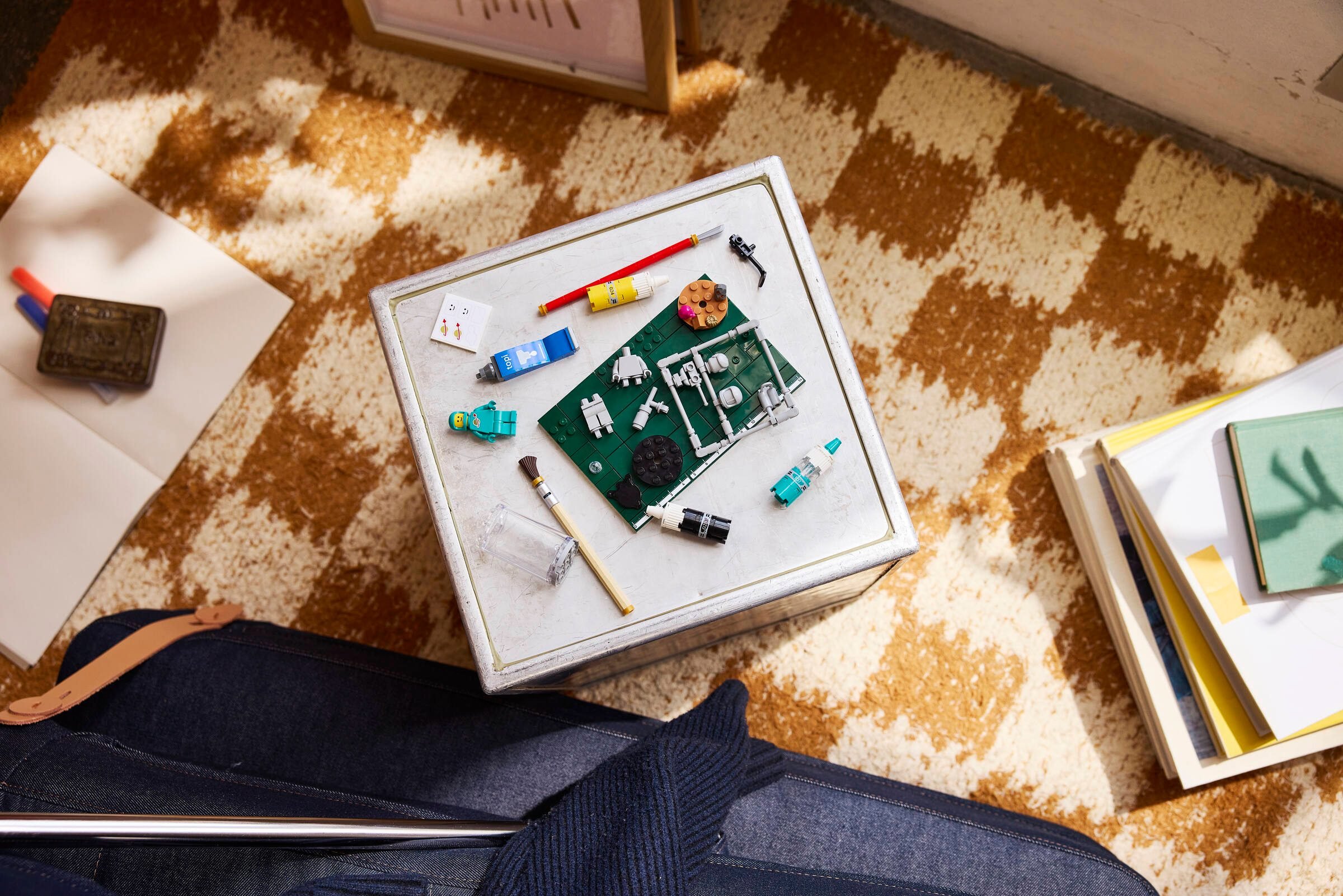 Les éléments du set 40889 étalés sur une table, vus du dessus