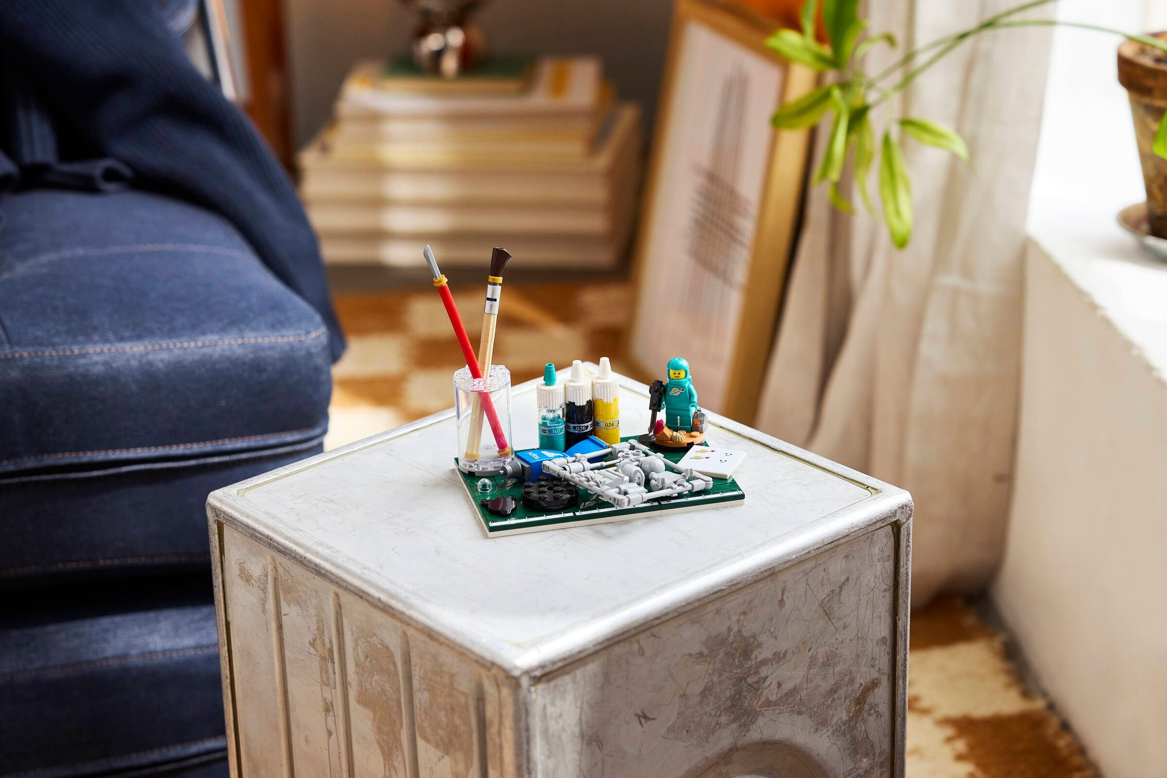 Le set 40889 exposé sur une table d'appoint dans un salon