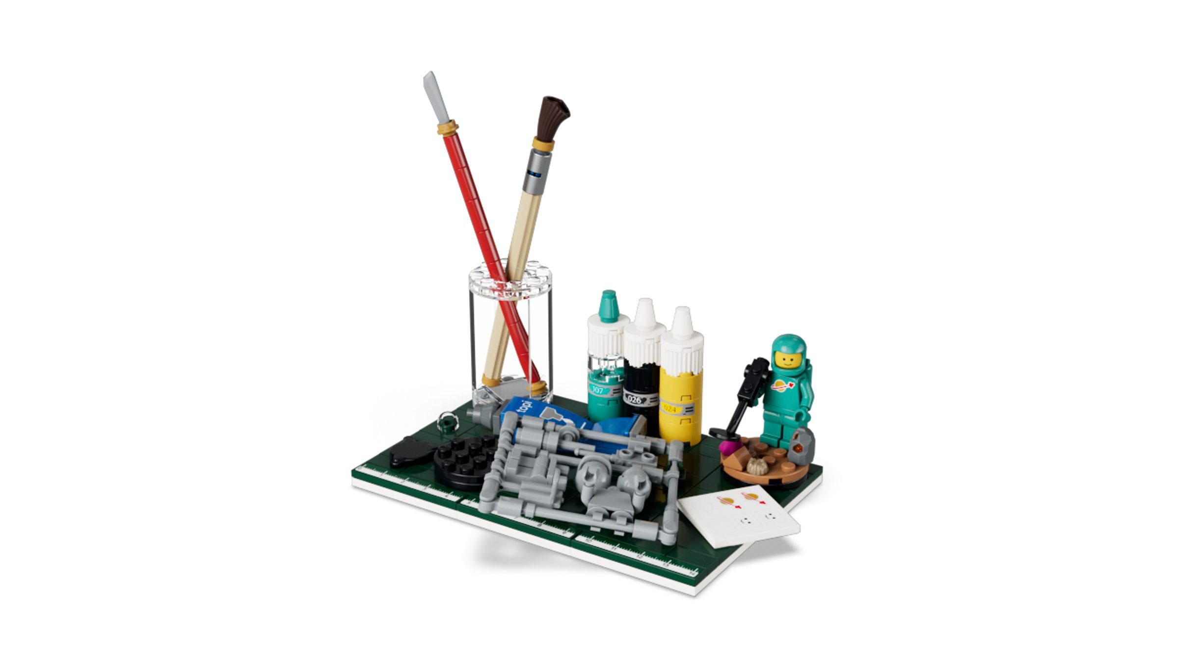 Le set LEGO Ideas Construire, peindre et jouer ! monté, avec ses pinceaux, ses flacons de peinture et l'astronaute