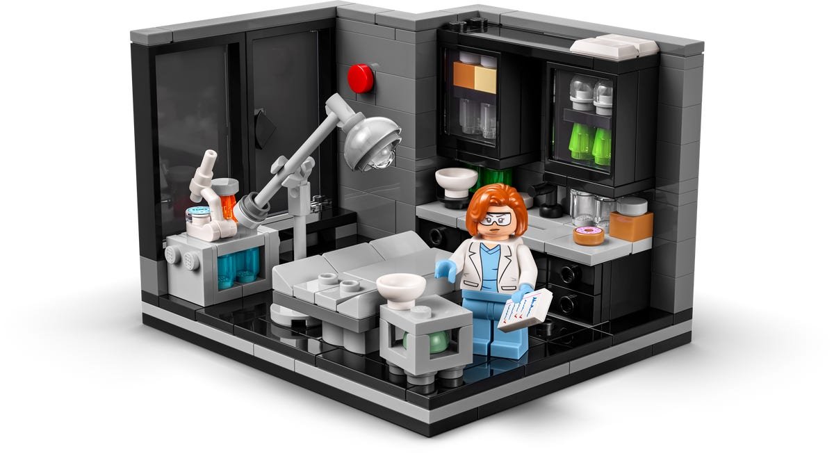 Le set LEGO The X-Files le laboratoire de Scully complet, avec la table d'examen, la lampe chirurgicale et la minifigurine de Dana Scully