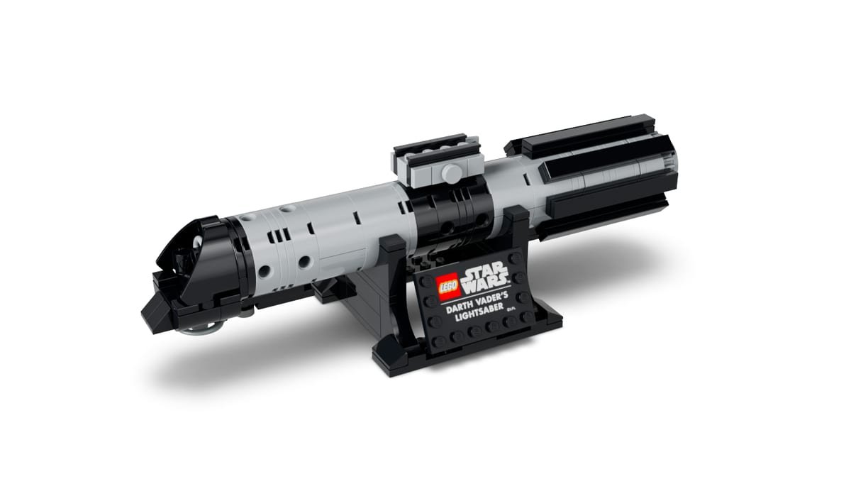 Le sabre laser de Dark Vador LEGO 40897 vu de trois quarts sur son présentoir noir