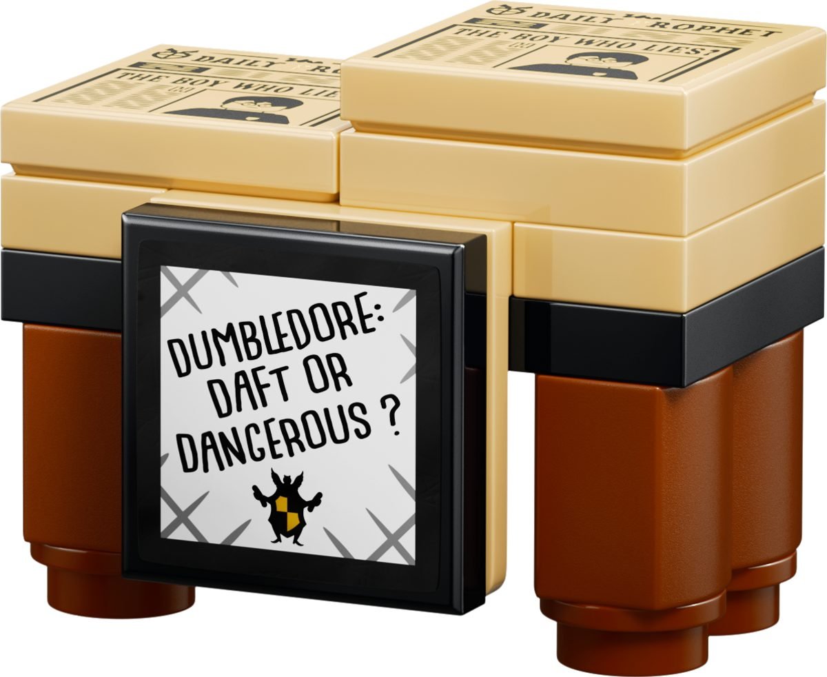 Le stand de La Gazette du sorcier du LEGO Harry Potter 40901, avec ses piles de journaux et son panneau Dumbledore: Daft or Dangerous ?