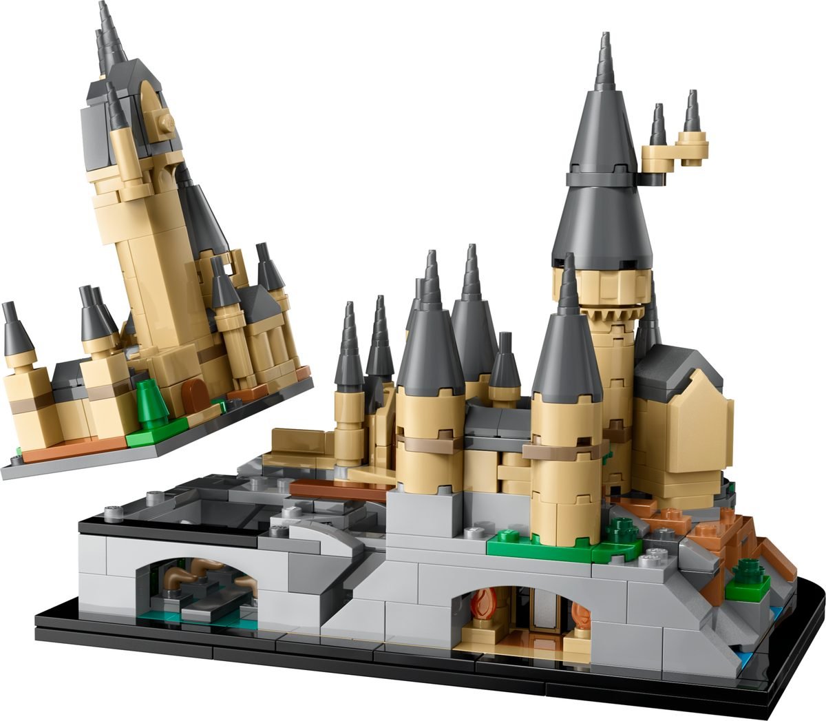 Le château de Poudlard miniature LEGO 40975 avec son aile Est soulevée, qui révèle la Chambre des Secrets et les arcades sous le château