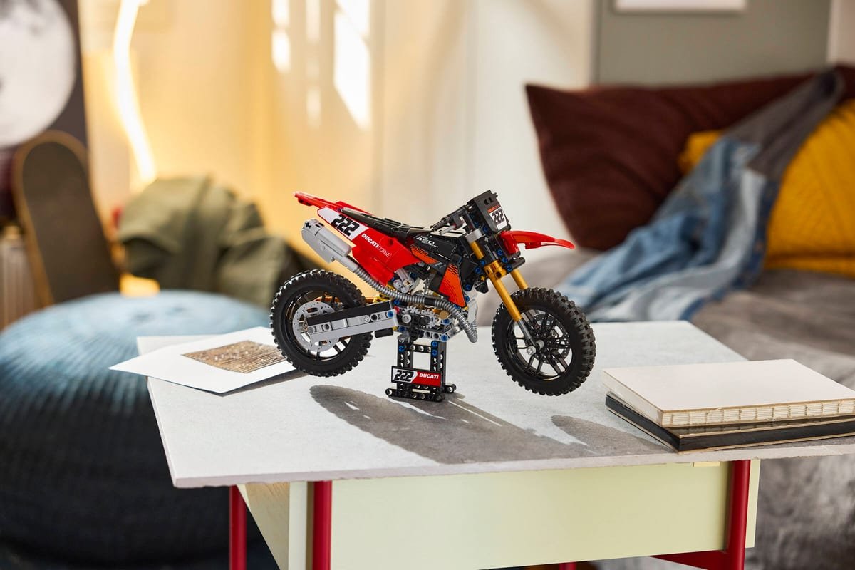 La moto Ducati LEGO mise en scène