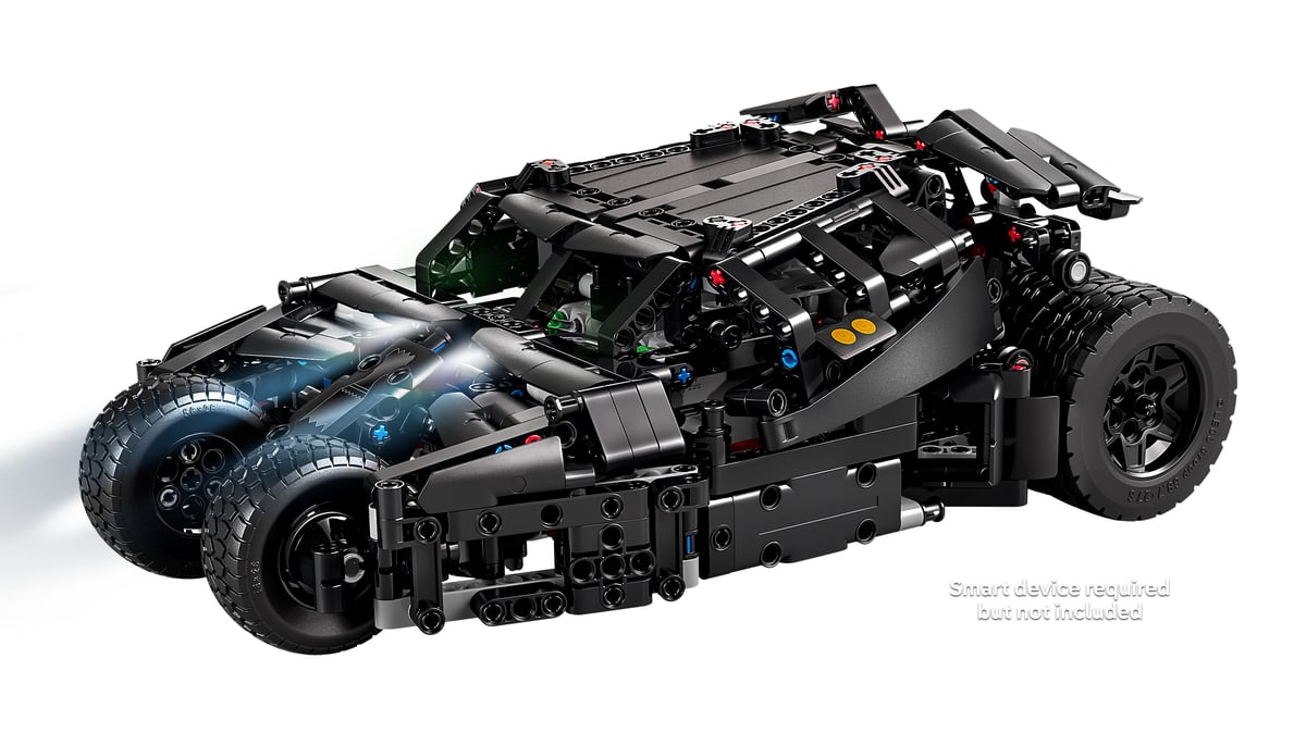 La Batmobile Tumbler 42239 de trois quarts avant, phares allumés