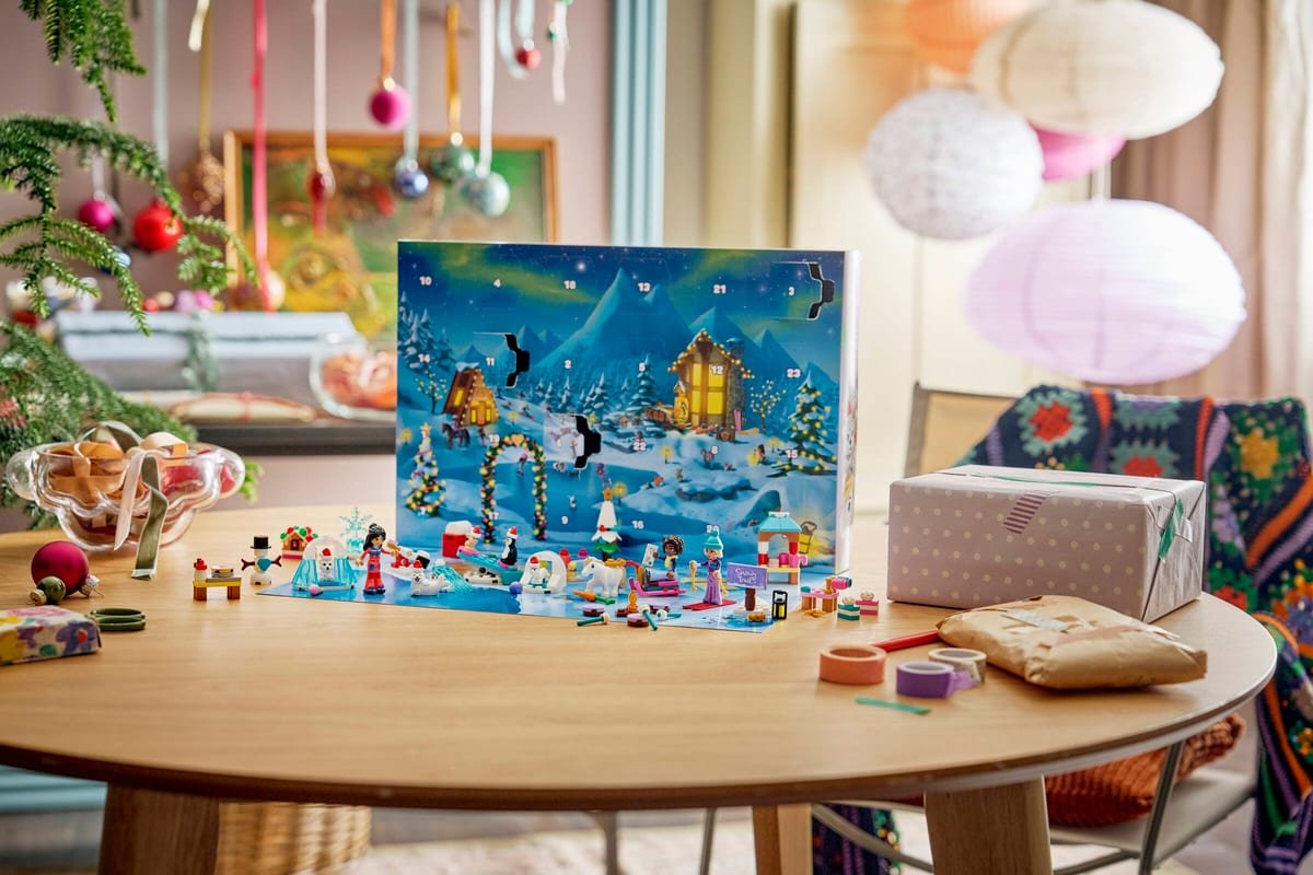 Le calendrier de l'Avent LEGO Friends 2026 déplié sur une table de salon