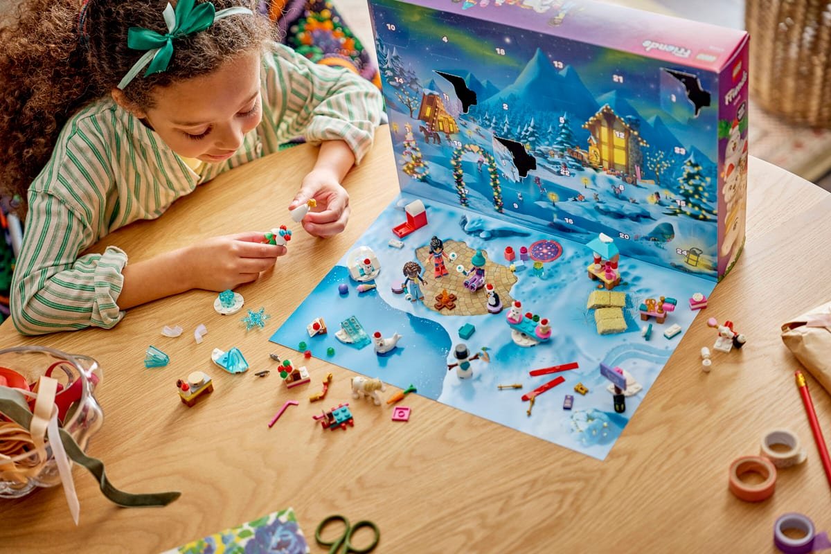 Une enfant assemble les modèles du calendrier LEGO Friends 2026