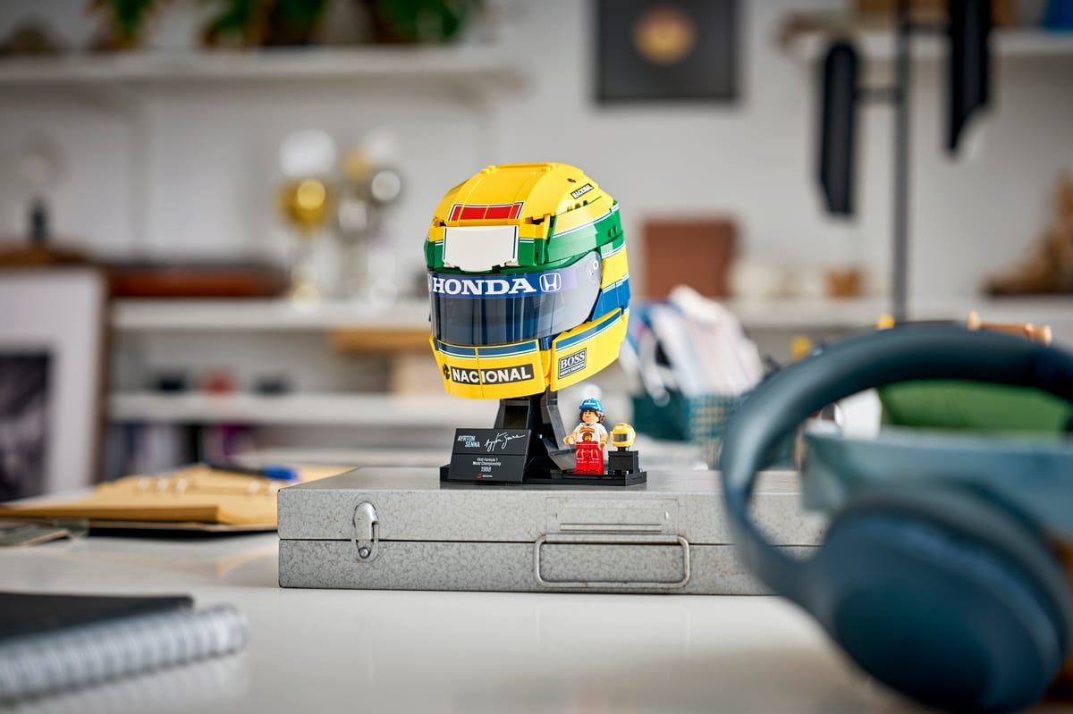Le casque LEGO d'Ayrton Senna exposé sur une mallette métallique dans un intérieur