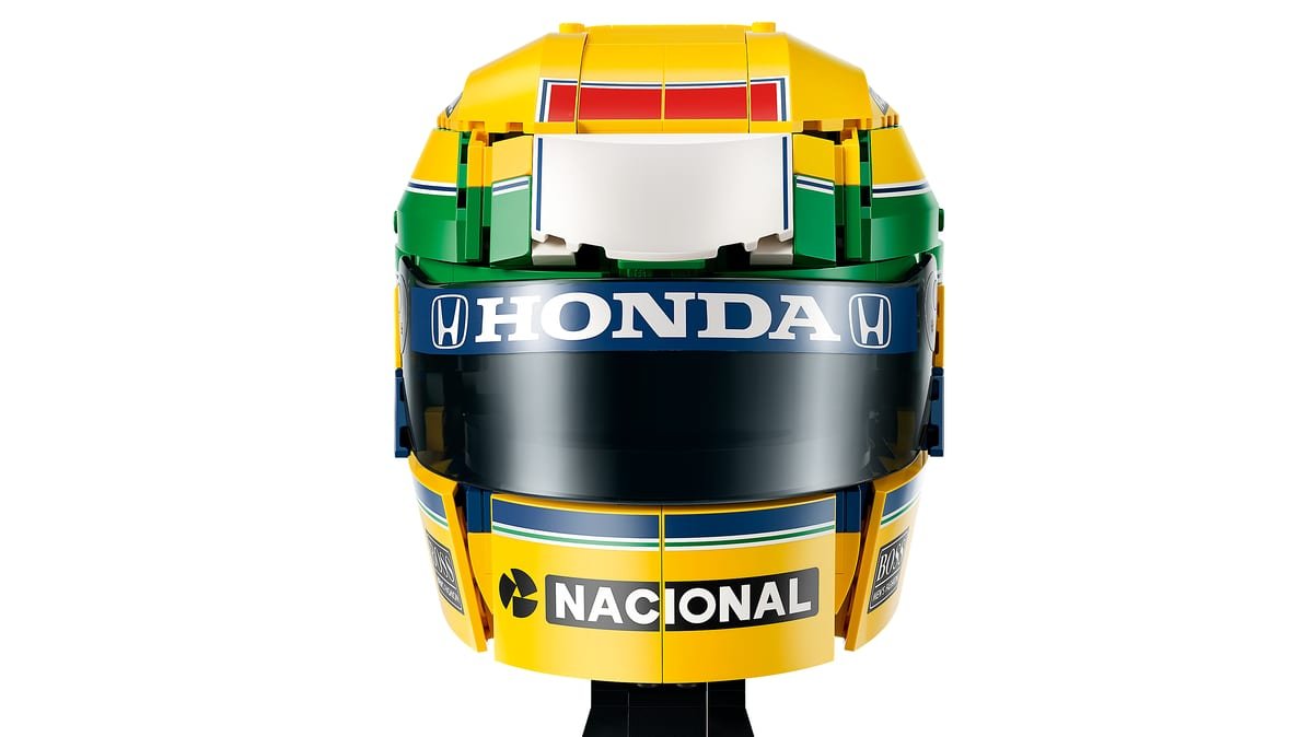 Vue de face du casque LEGO d'Ayrton Senna, bandeau Honda sur la visière et logo Nacional sur la mentonnière