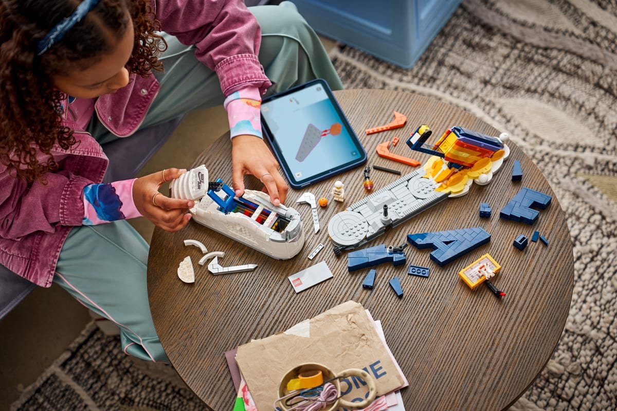 Le set LEGO Nike Air Force 1 en cours d'assemblage sur une table, pièces et lettres AF1 étalées