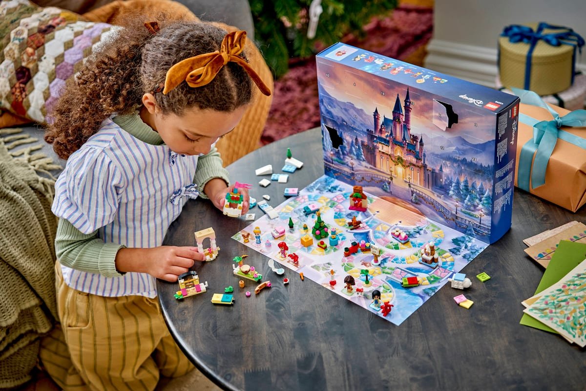 Une enfant installe les micro-poupées du calendrier LEGO Disney 2026